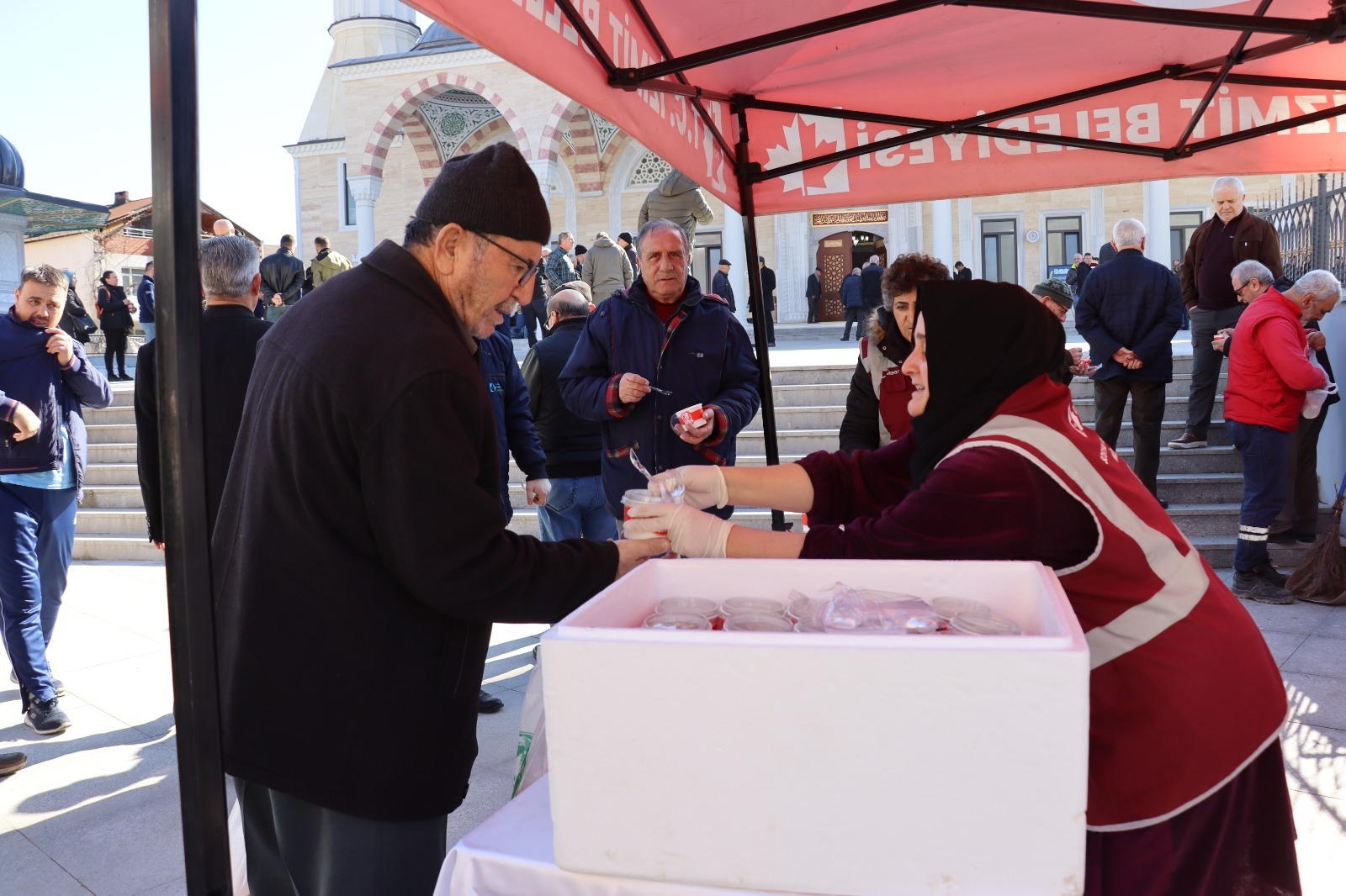 İzmit Belediyesi büyük felakette vefat edenlerin anısına helva dağıttı (14)