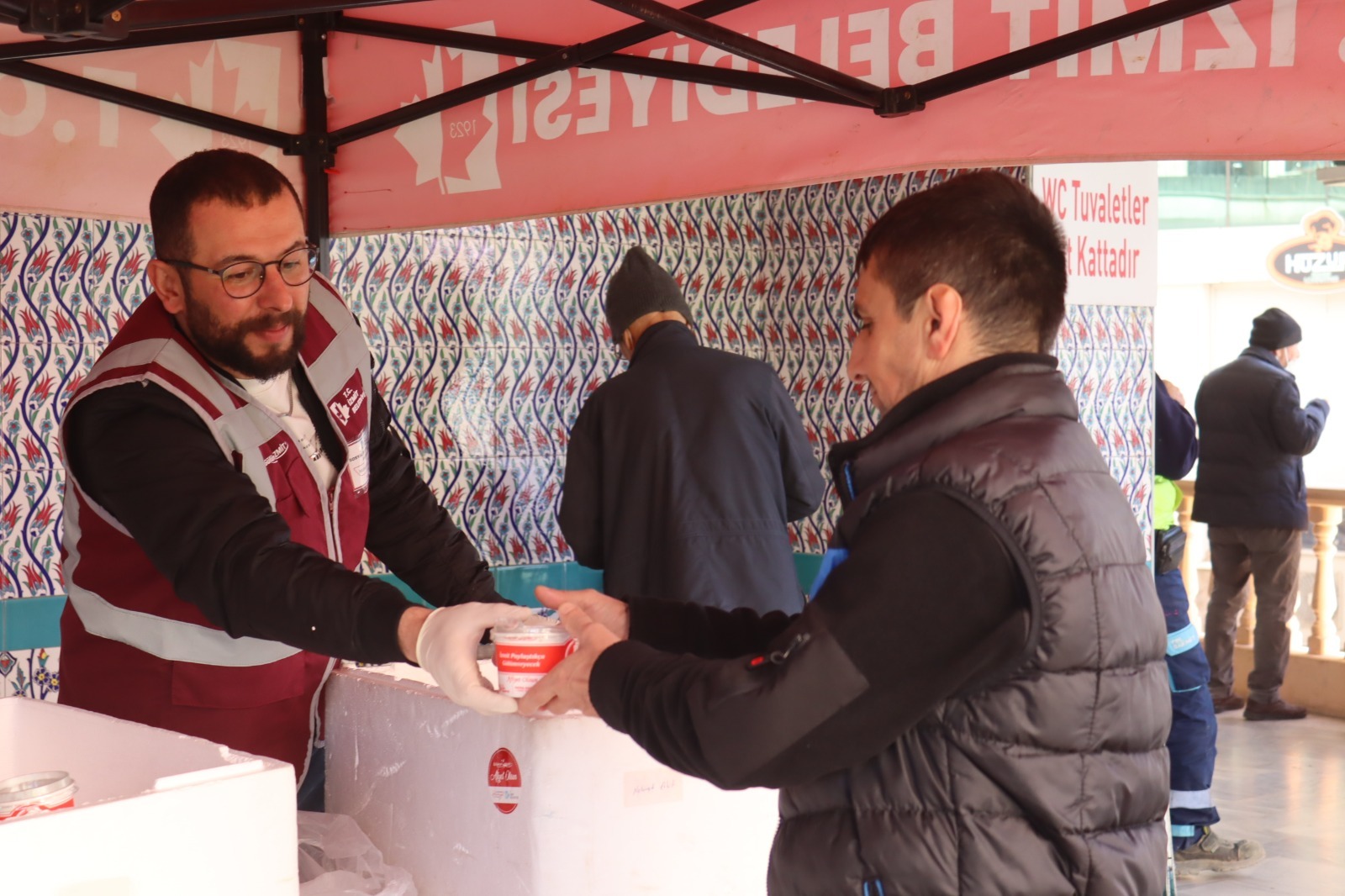 İzmit Belediyesi büyük felakette vefat edenlerin anısına helva dağıttı (2)
