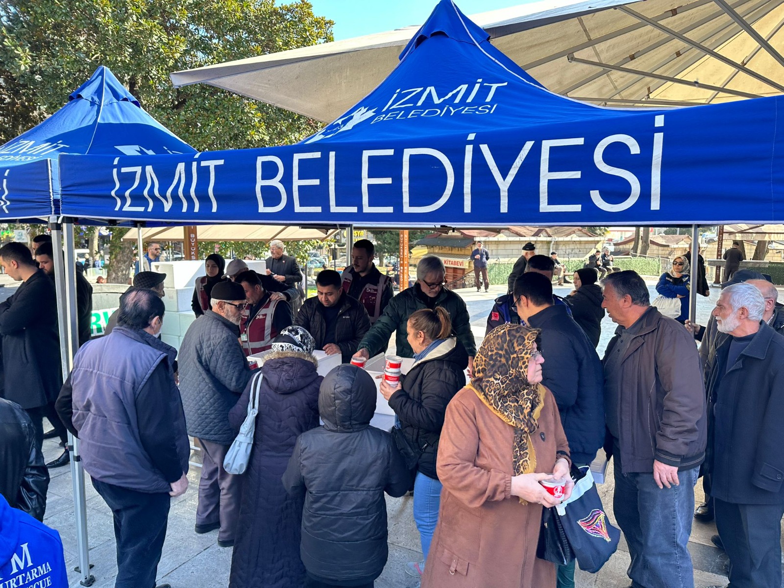 İzmit Belediyesi büyük felakette vefat edenlerin anısına helva dağıttı (4)