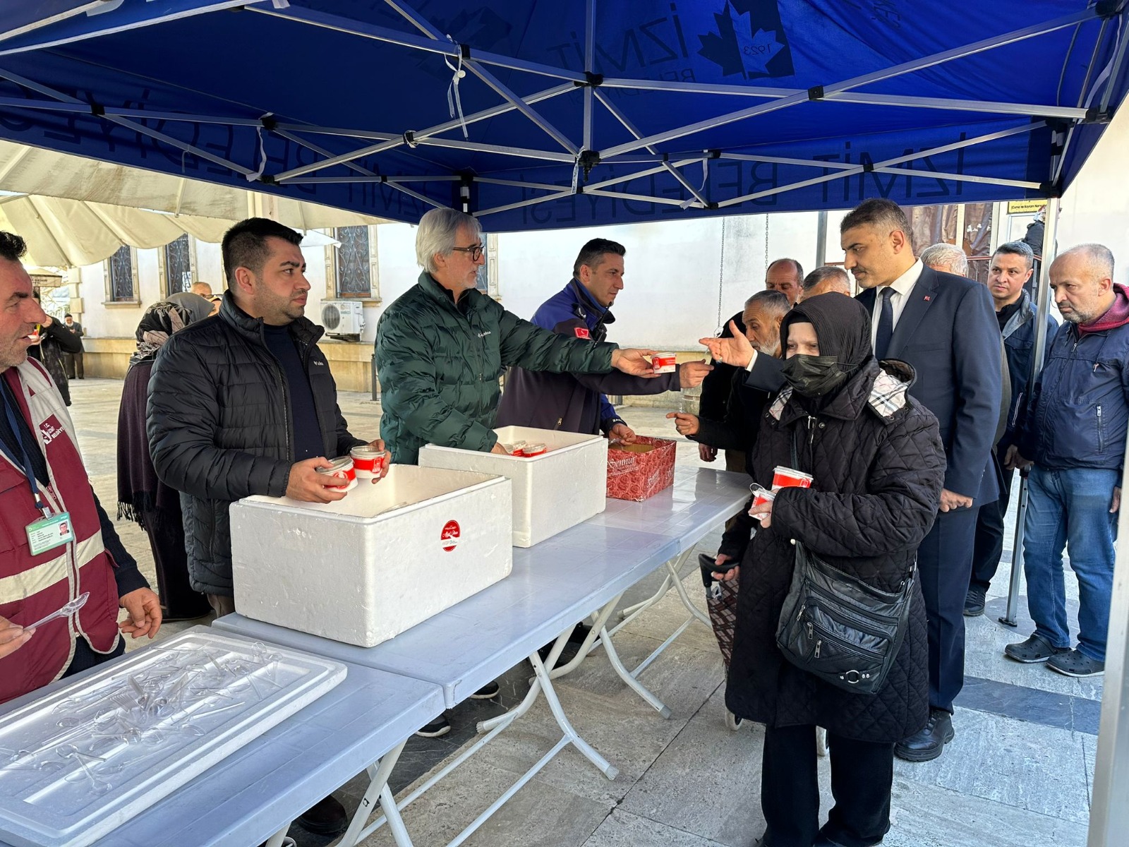 İzmit Belediyesi büyük felakette vefat edenlerin anısına helva dağıttı (5)