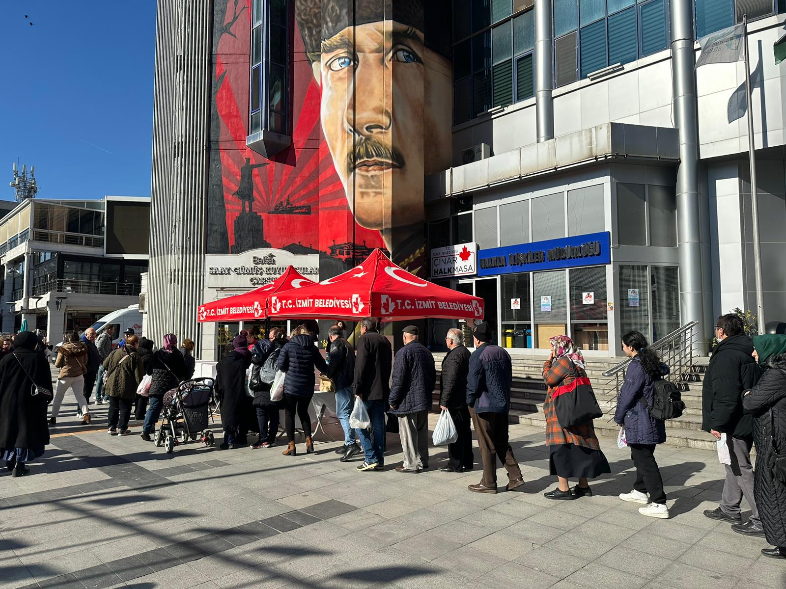 İzmit Belediyesi büyük felakette vefat edenlerin anısına helva dağıttı (6)