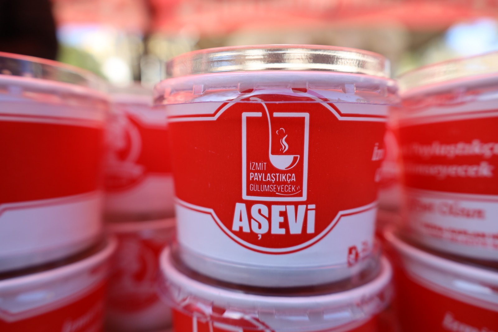 İzmit Belediyesi büyük felakette vefat edenlerin anısına helva dağıttı (7)