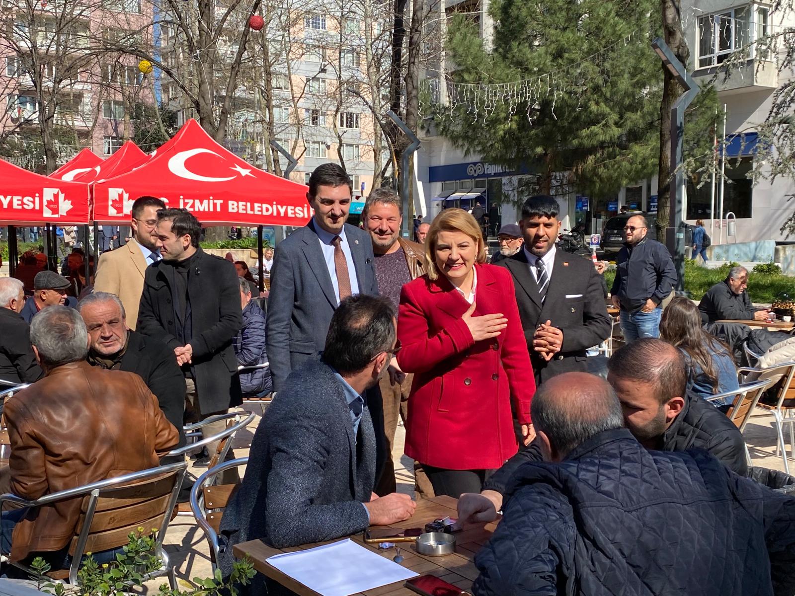 Izmit Belediyesinin hizmetlerinden memnun olan Izmitliler Baskan Hürriyet'e tesekkür etti (6)