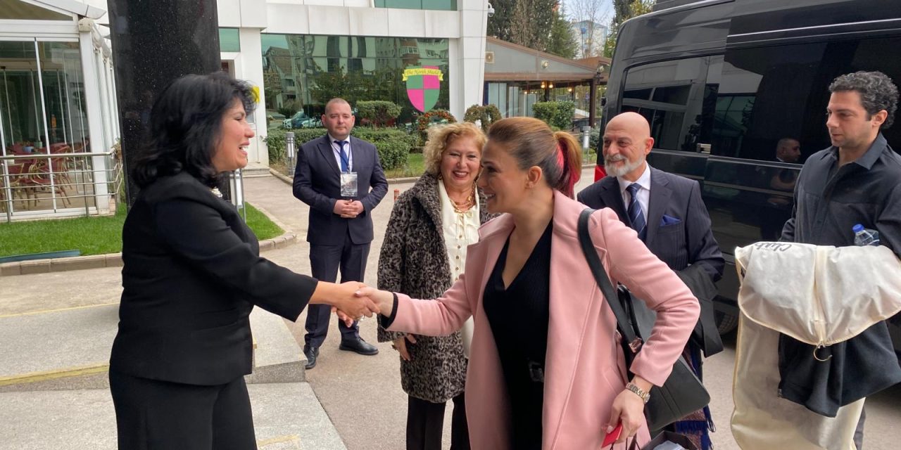 ‘LEYLA HANIM’IN BAŞROL OYUNCUSU ÖZGE BORAK İZMİT’TE