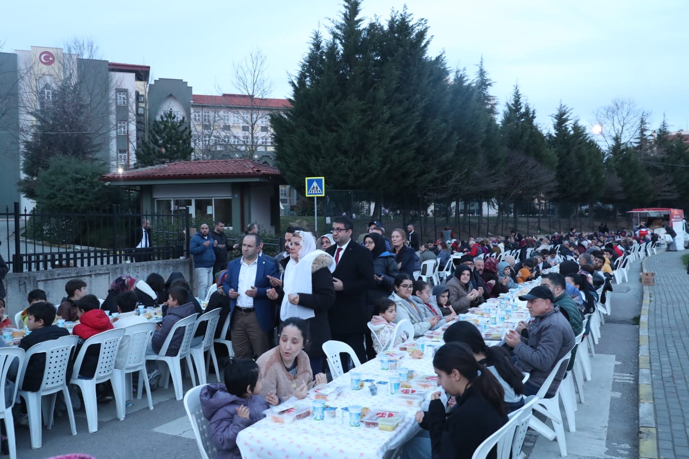 Akpınar Mahallesi sakinleri iftar sofrasında buluştu (1)