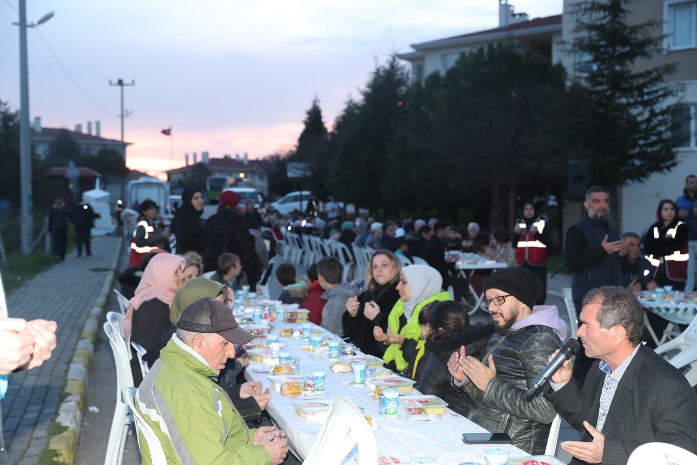 Akpınar Mahallesi sakinleri iftar sofrasında buluştu (2)