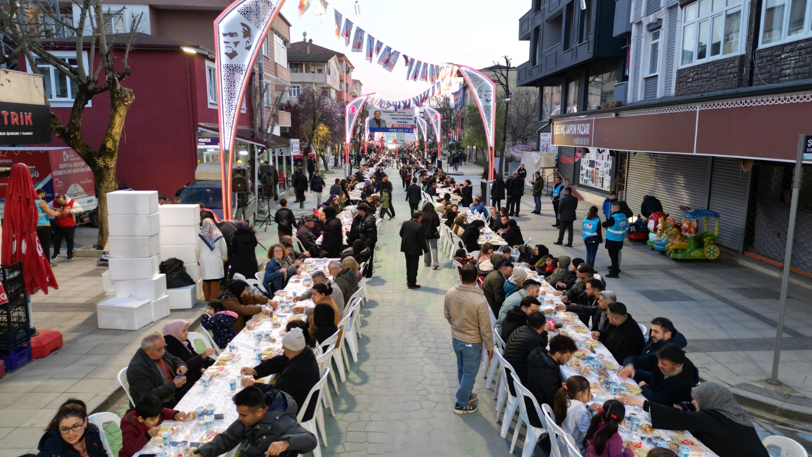 Başkan Hürriyet Alikahyalı vatandaşlarla halk iftarında buluştu (10)