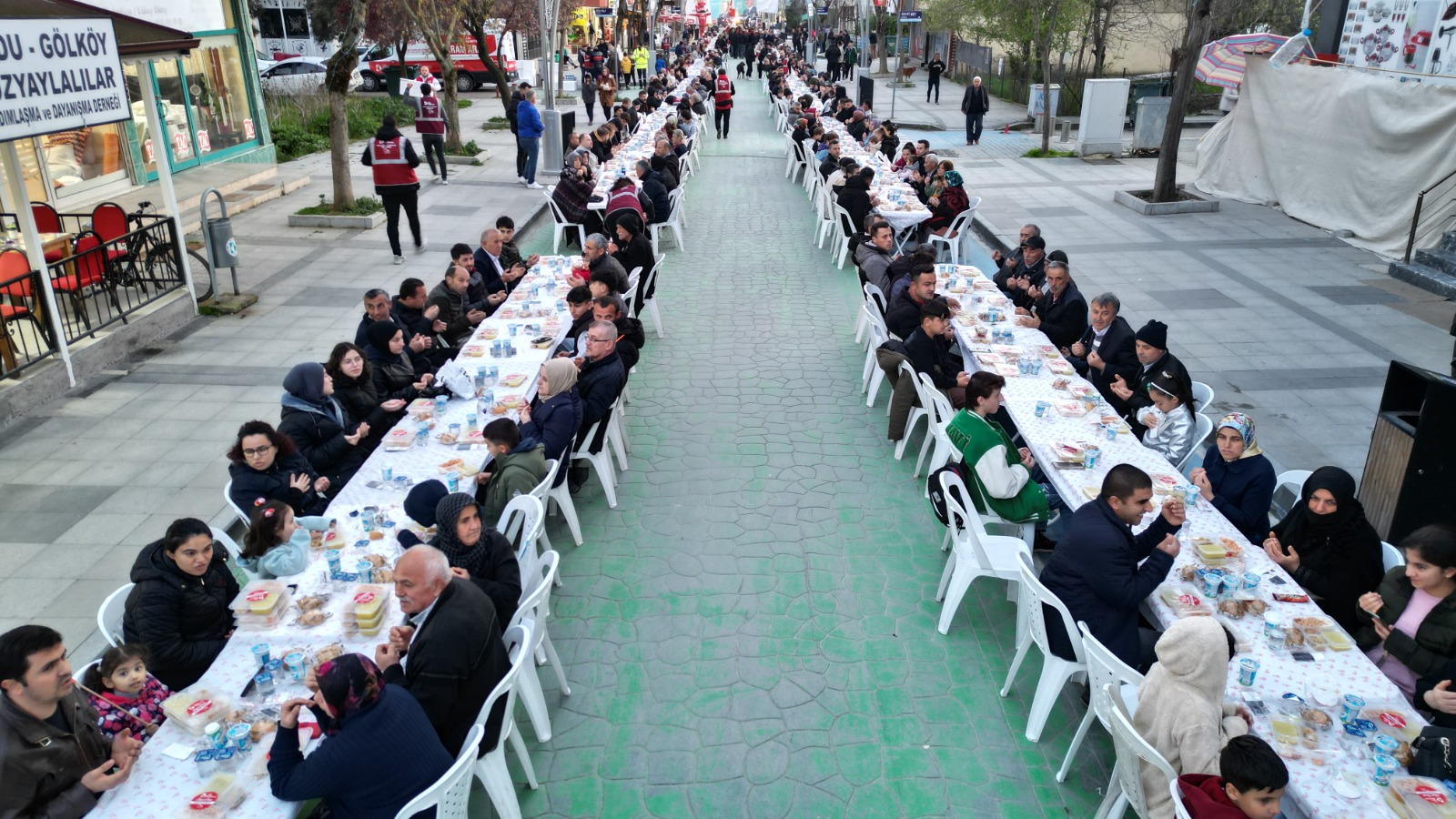 Başkan Hürriyet Alikahyalı vatandaşlarla halk iftarında buluştu (11)
