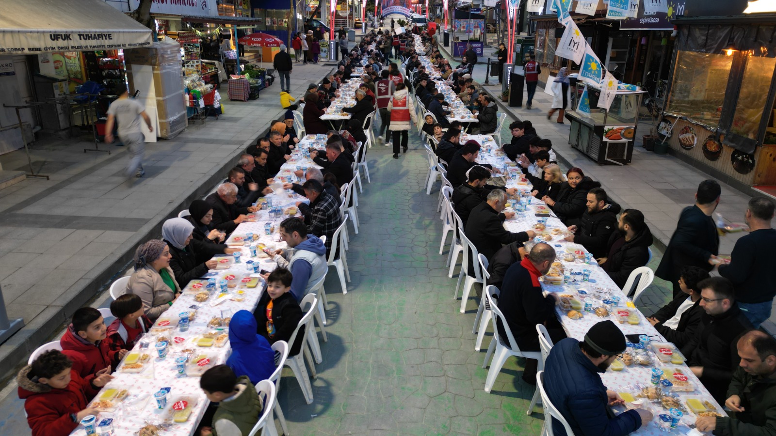 Başkan Hürriyet Alikahyalı vatandaşlarla halk iftarında buluştu (13)