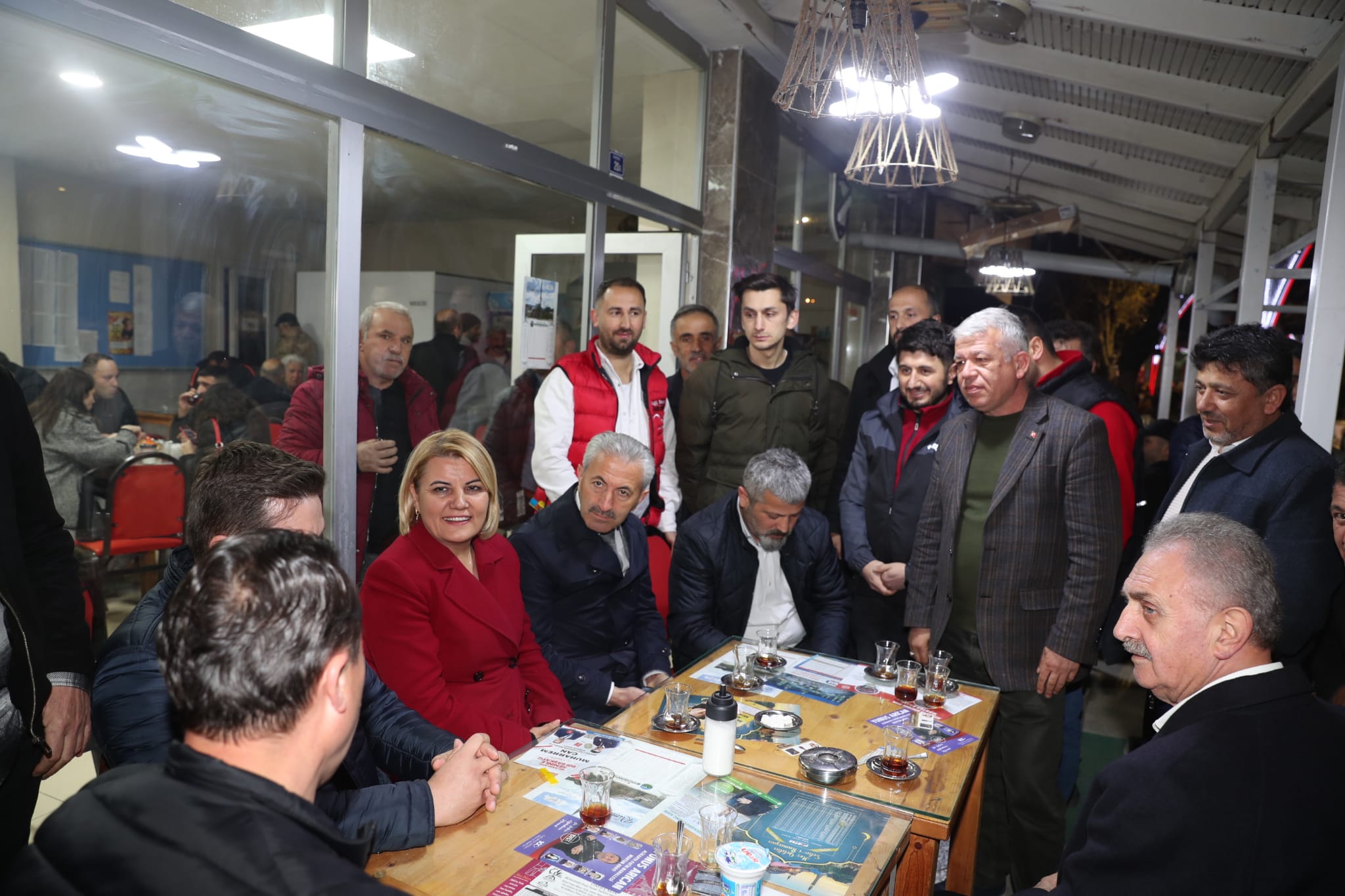 Başkan Hürriyet Alikahyalı vatandaşlarla halk iftarında buluştu (14)