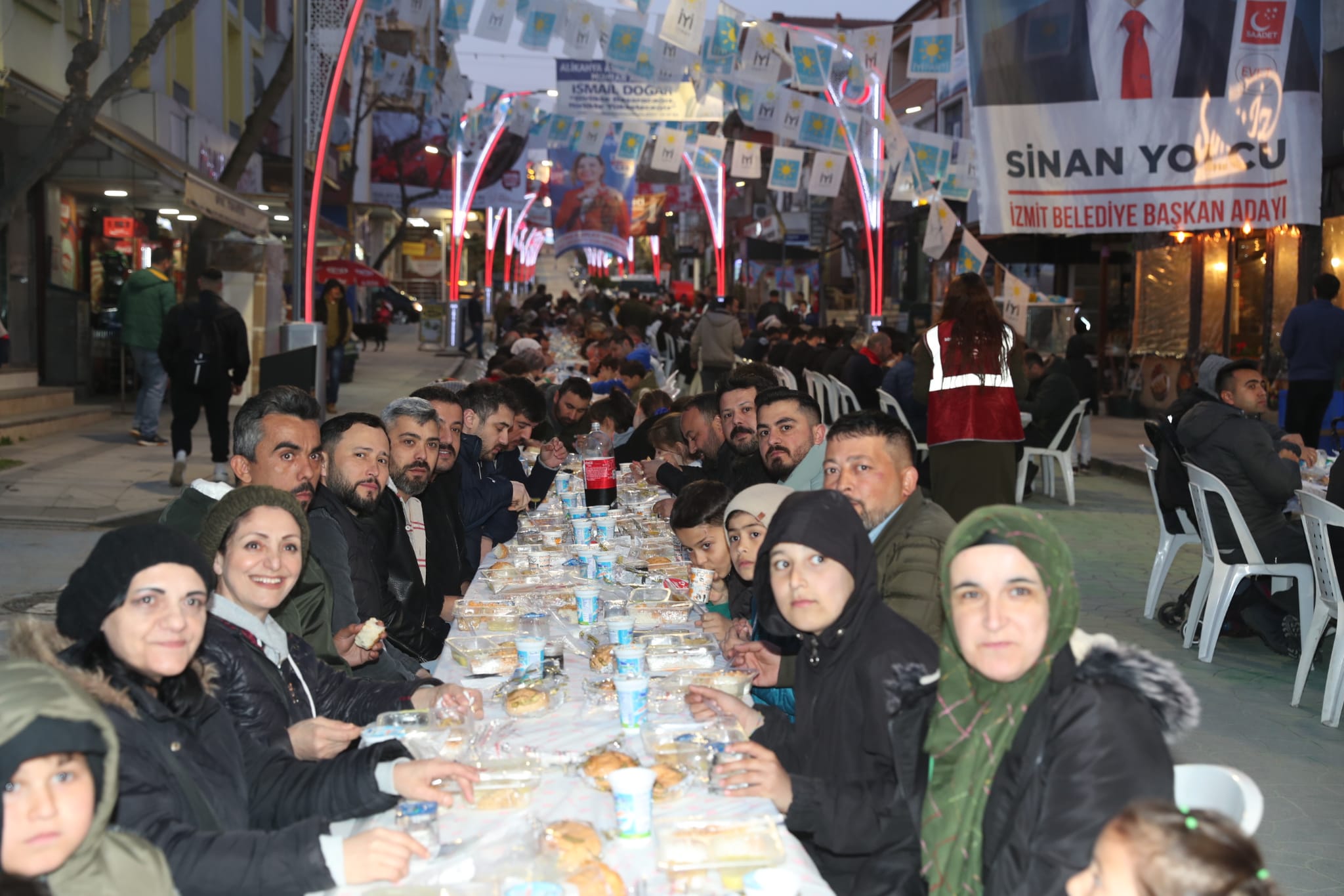 Başkan Hürriyet Alikahyalı vatandaşlarla halk iftarında buluştu (3)