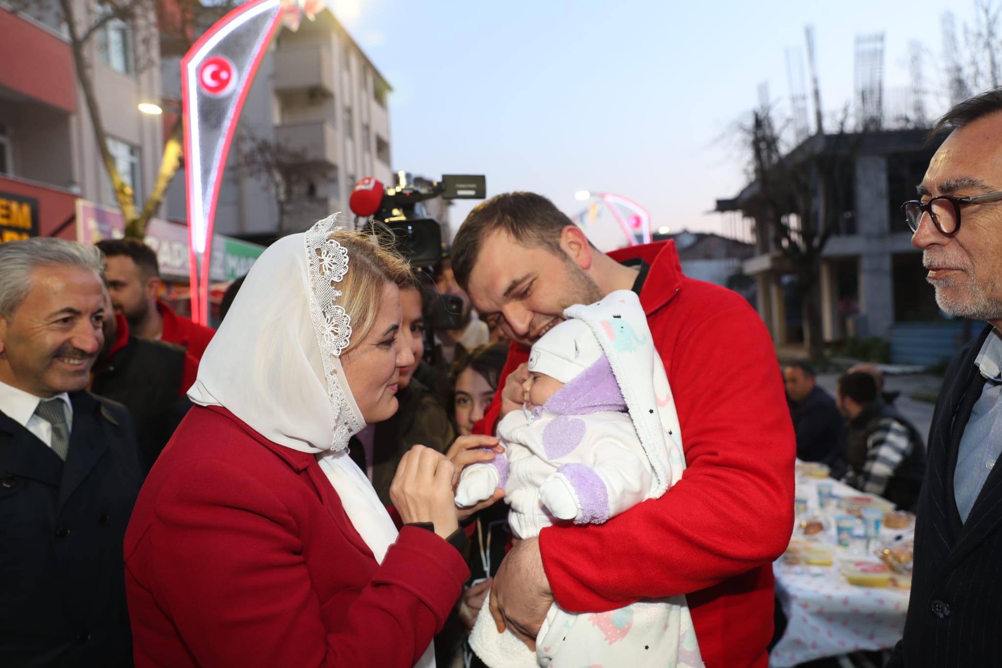 Başkan Hürriyet Alikahyalı vatandaşlarla halk iftarında buluştu (5)