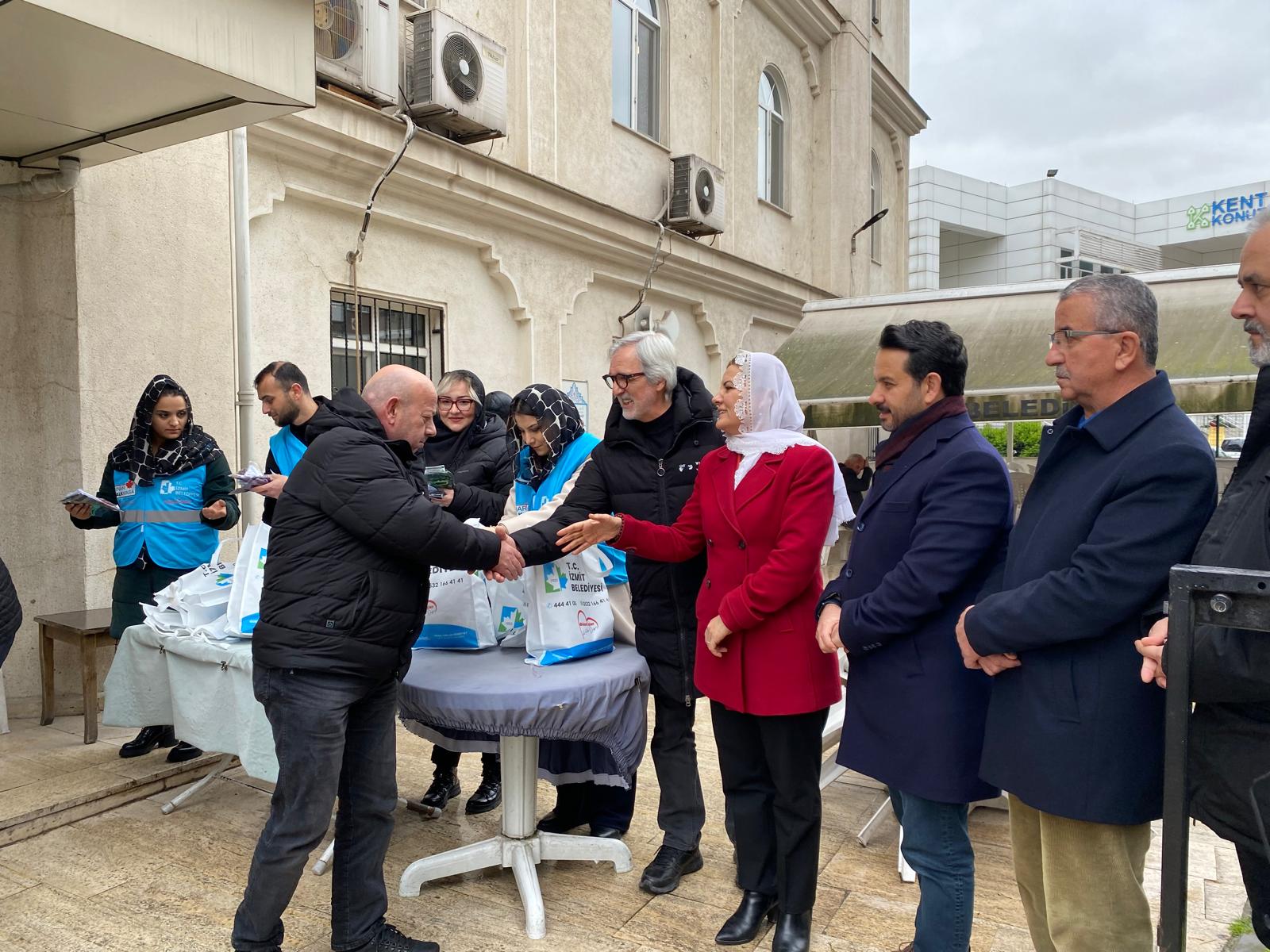 Başkan Hürriyet, Eren Camii cemaatine 'hayırlı cumalar' diledi (3)