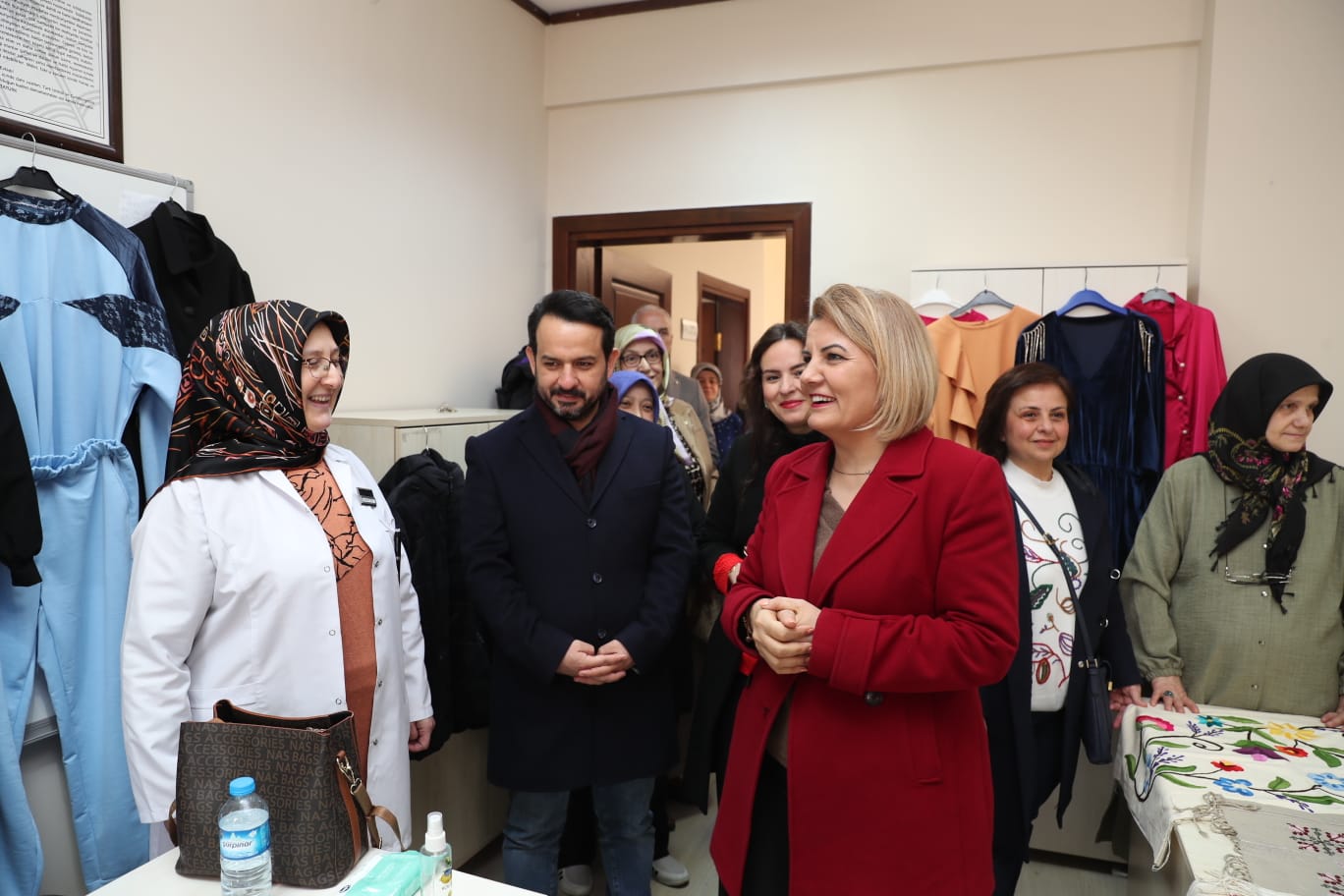 Baskan Hürriyet, IZMEK'in üreten kadinlariyla bulustu (1)