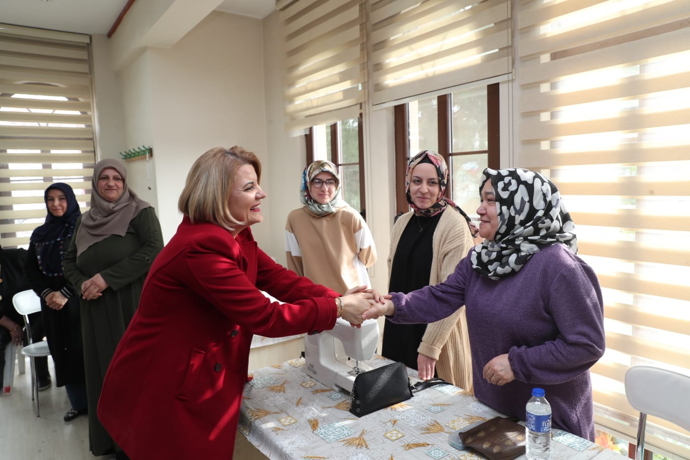 Baskan Hürriyet, IZMEK'in üreten kadinlariyla bulustu (2)