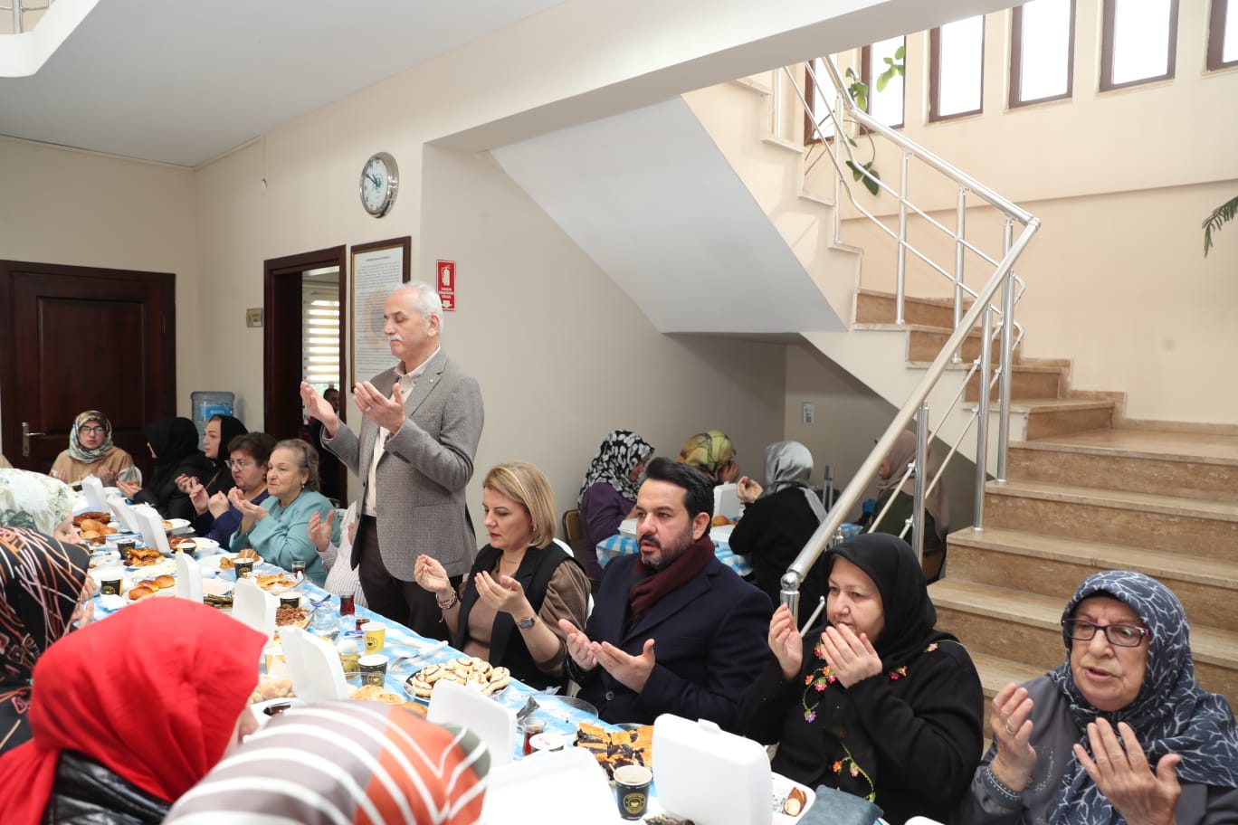 Baskan Hürriyet, IZMEK'in üreten kadinlariyla bulustu (3)
