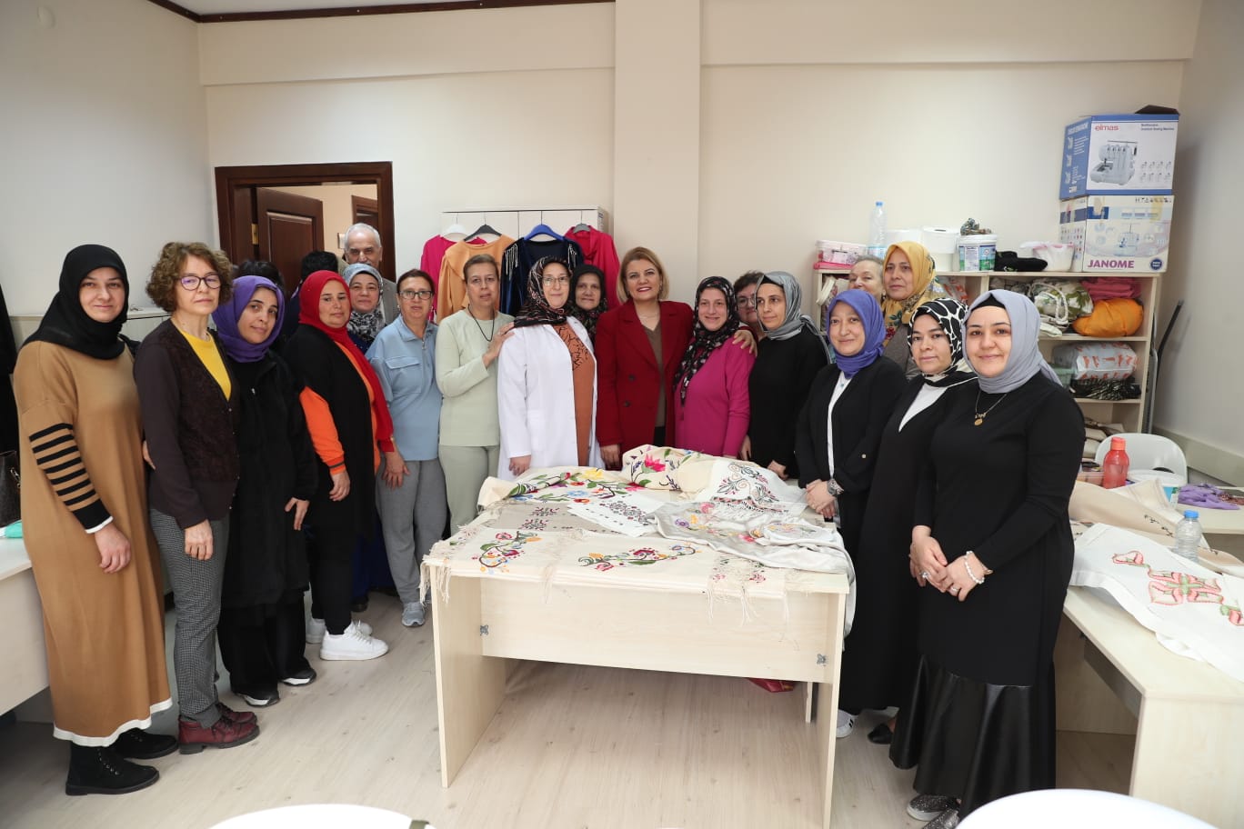 Baskan Hürriyet, IZMEK'in üreten kadinlariyla bulustu (5)