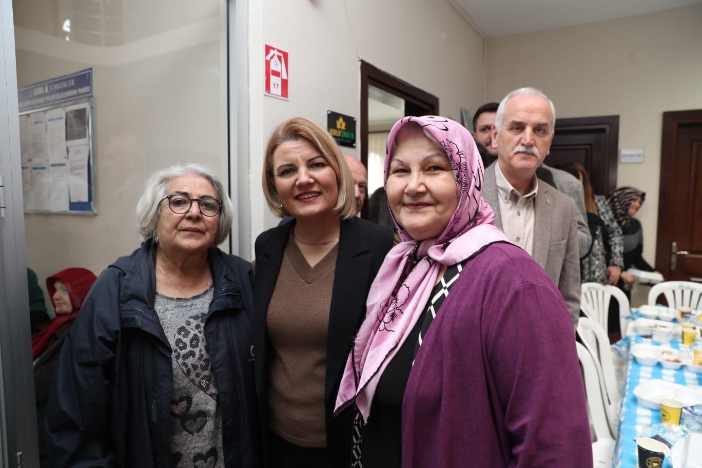 Baskan Hürriyet, IZMEK'in üreten kadinlariyla bulustu (6)