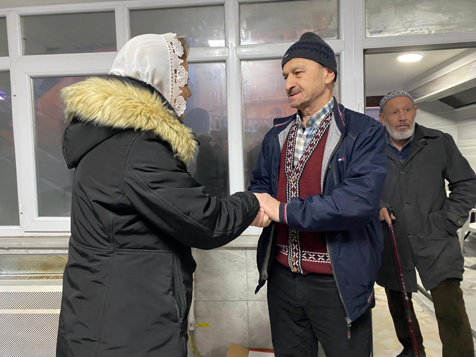 Baskan Hürriyet, Izmit halkinin yaninda (11)