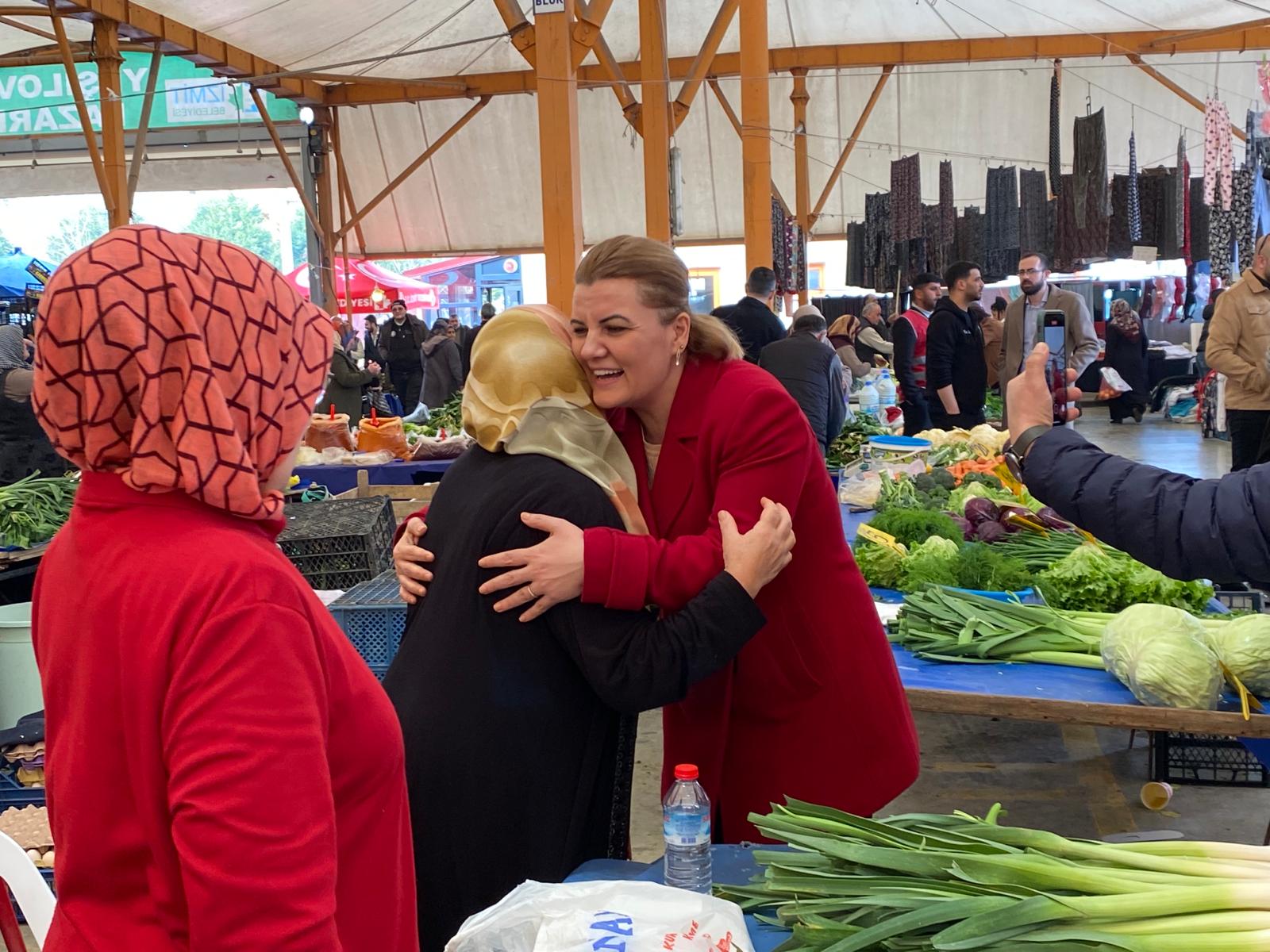 Baskan Hürriyet, Izmit halkinin yaninda (3)