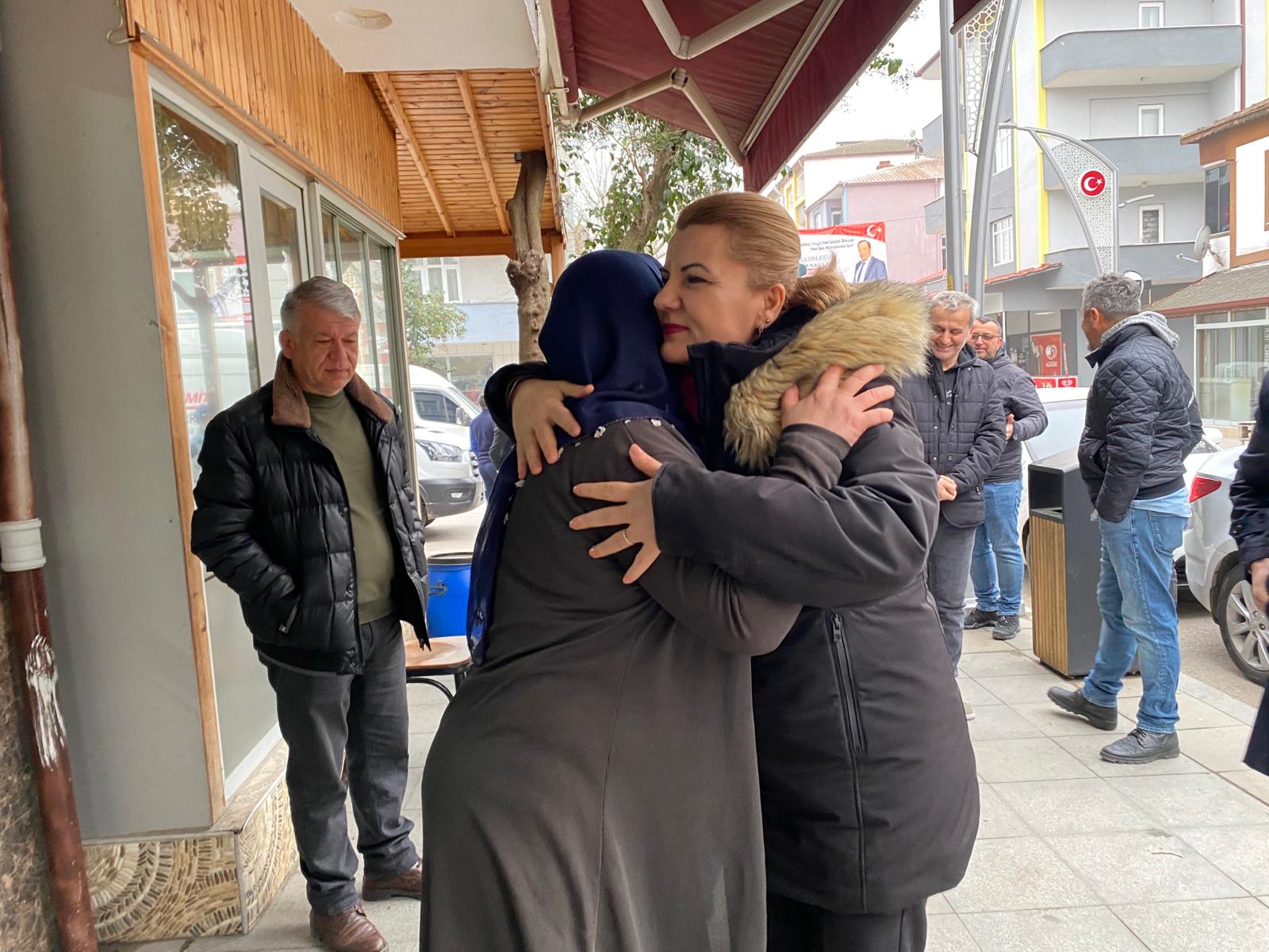 Baskan Hürriyet, Izmit halkinin yaninda (8)