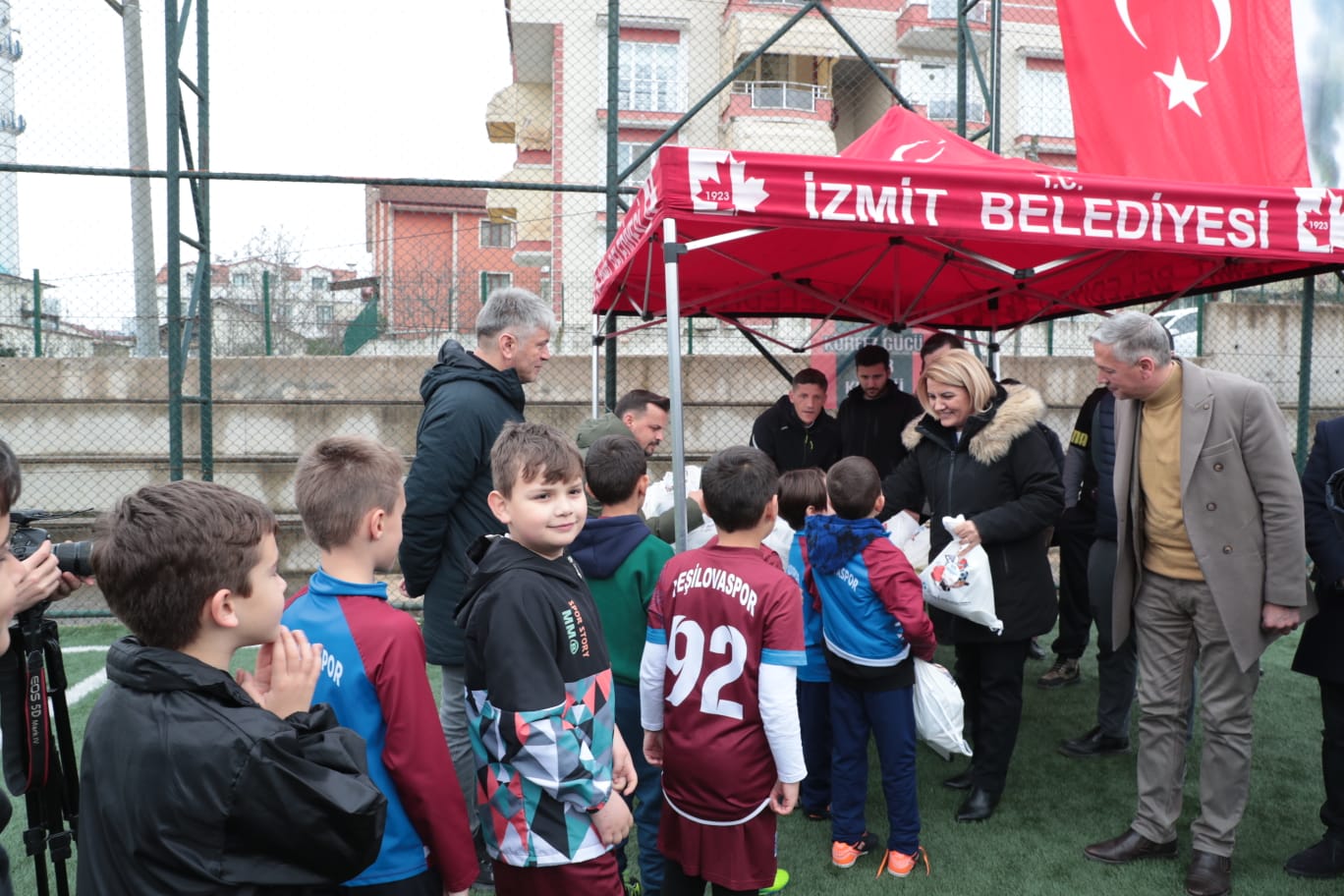 Başkan Hürriyet Yeşilovaspor Kulübünü ziyaret etti (7)