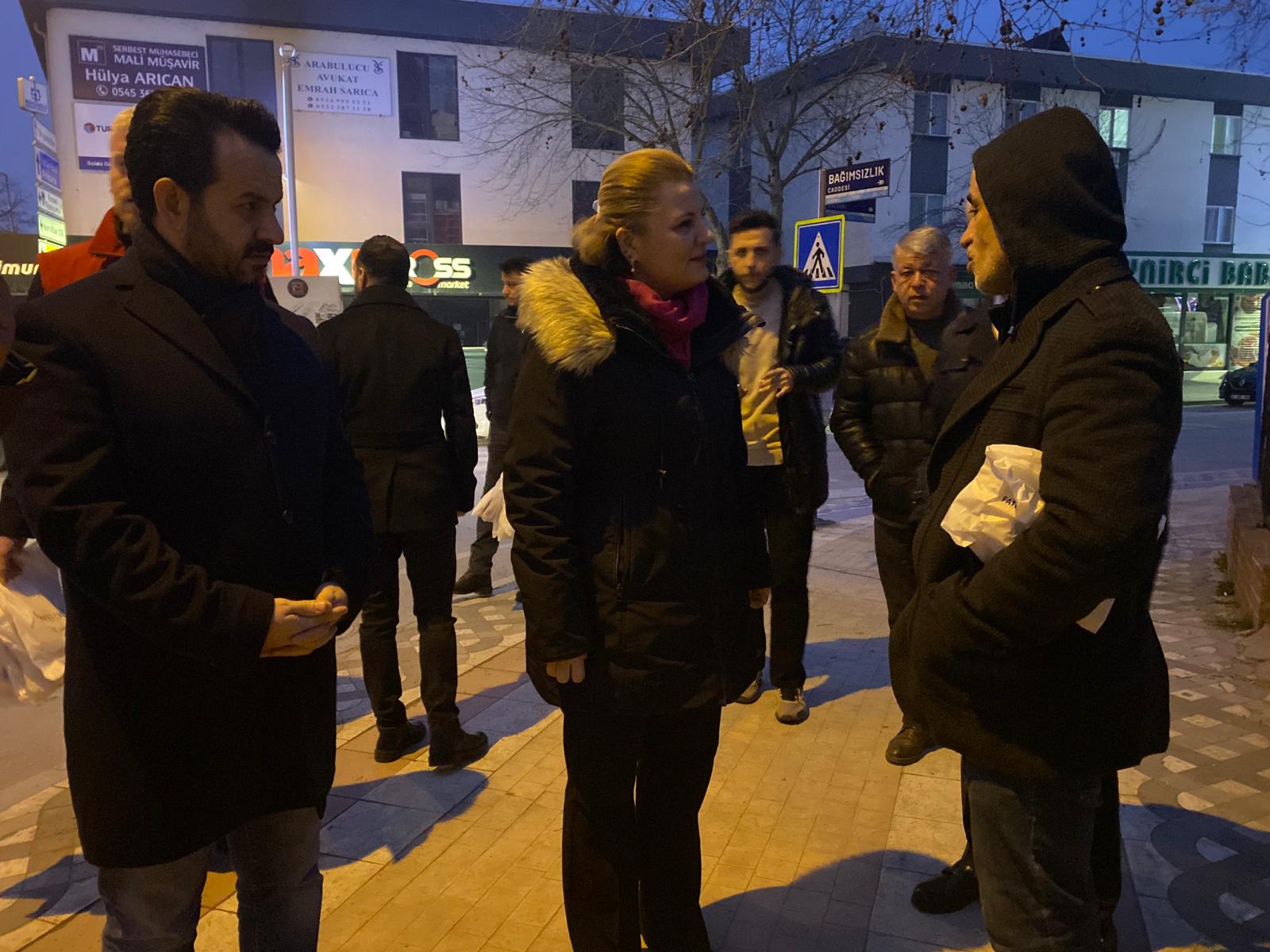 Başkan Hürriyet, bugün de sabahın ilk ışıklarıyla Alikahya’da işçilerle buluştu (3)