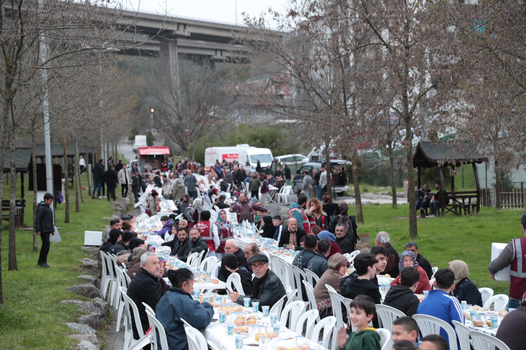 Başkan Hürriyet, iftarda vatandaşları yalnız bırakmıyor (1)