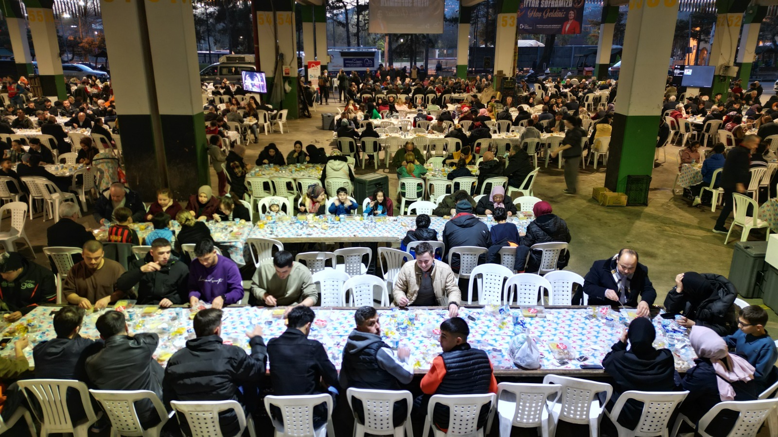 Başkan Hürriyet, ilk iftarı İzmitlilerle birlikte yaptı (12)