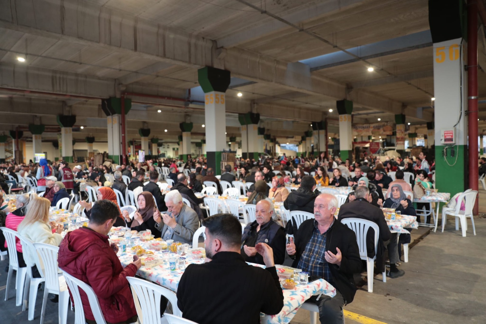 Başkan Hürriyet, ilk iftarı İzmitlilerle birlikte yaptı (2)