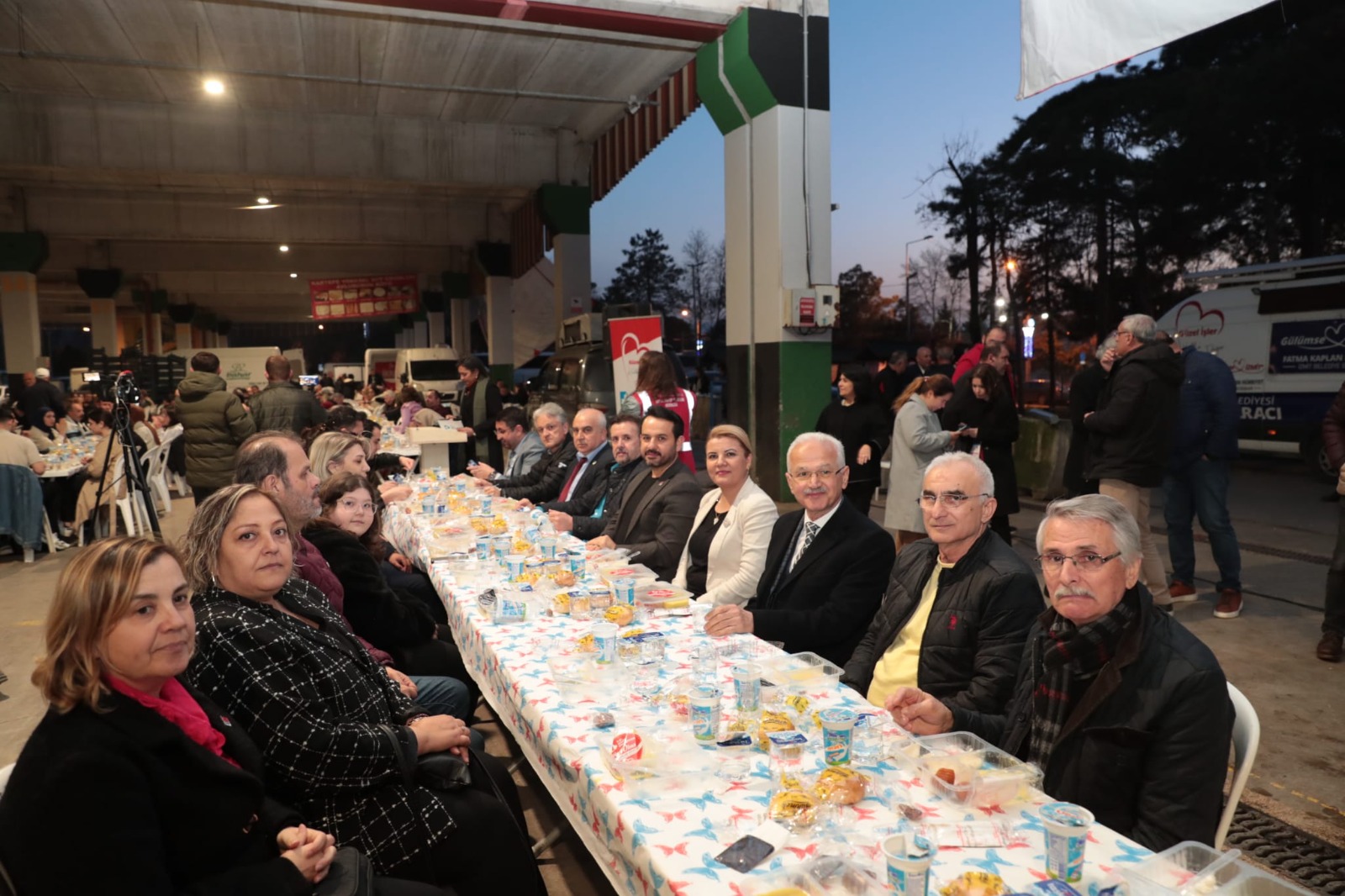 Başkan Hürriyet, ilk iftarı İzmitlilerle birlikte yaptı (3)