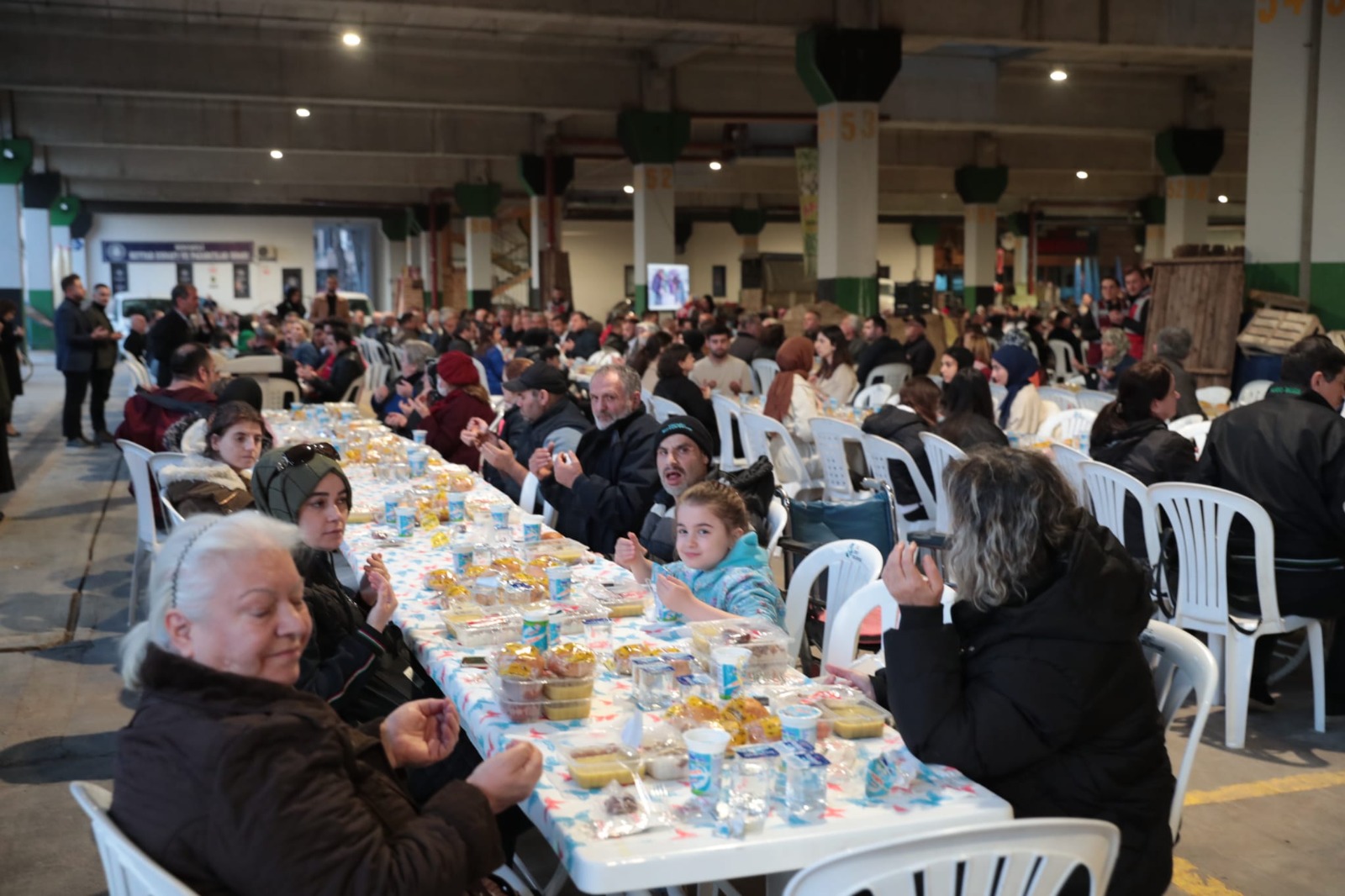 Başkan Hürriyet, ilk iftarı İzmitlilerle birlikte yaptı (5)