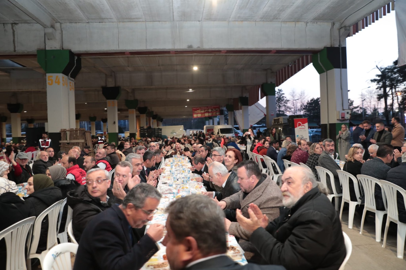 Başkan Hürriyet, ilk iftarı İzmitlilerle birlikte yaptı (8)