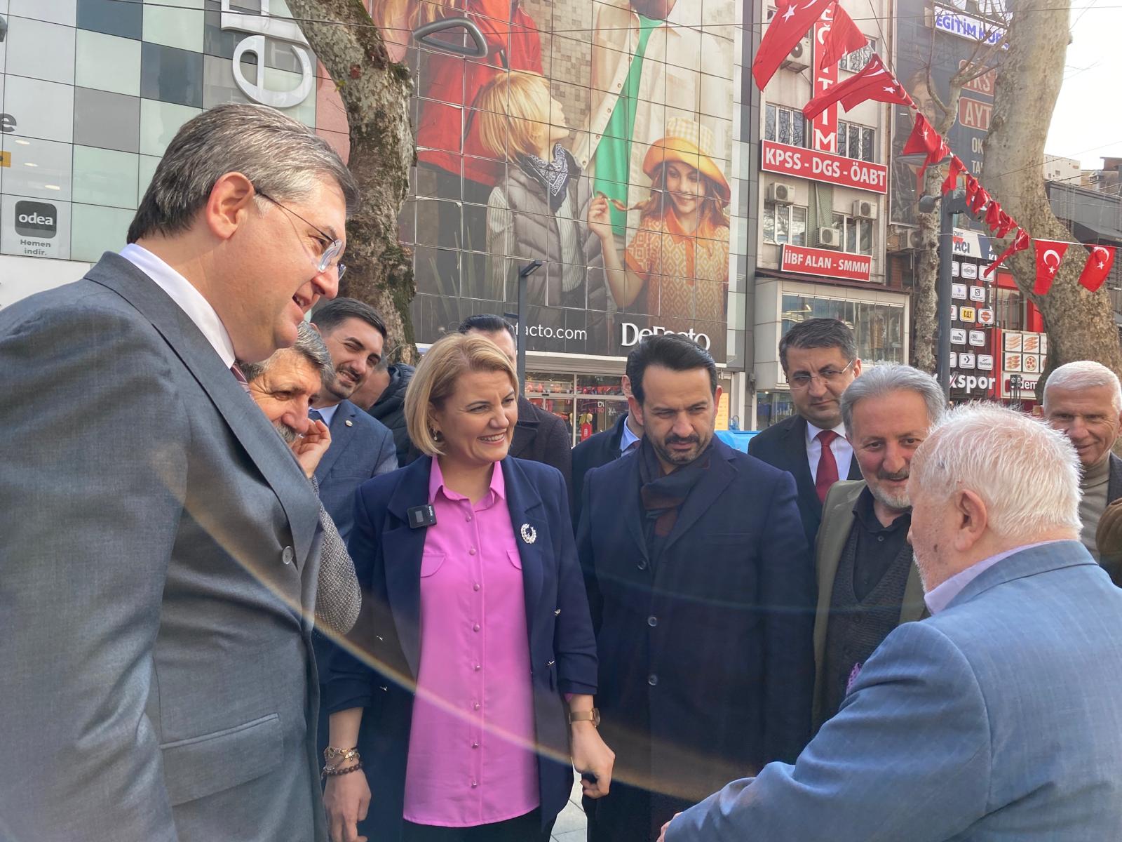Başkan Hürriyet kent merkezinde halkla buluştu (1)