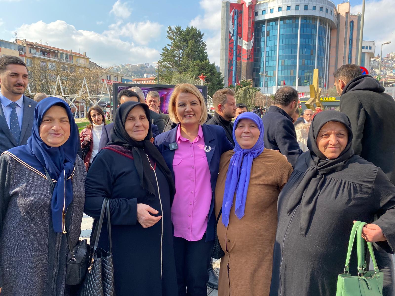 Başkan Hürriyet kent merkezinde halkla buluştu (13)