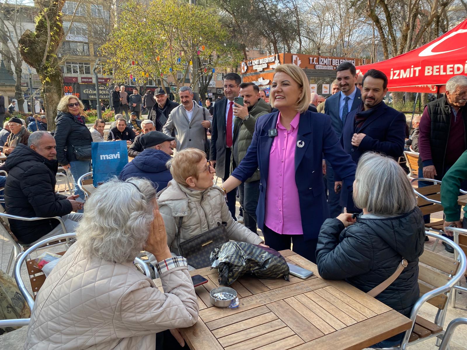 Başkan Hürriyet kent merkezinde halkla buluştu (5)