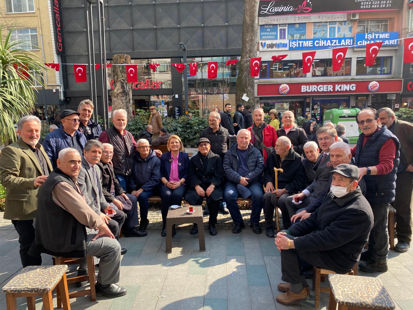 Başkan Hürriyet kent merkezinde halkla buluştu (8)