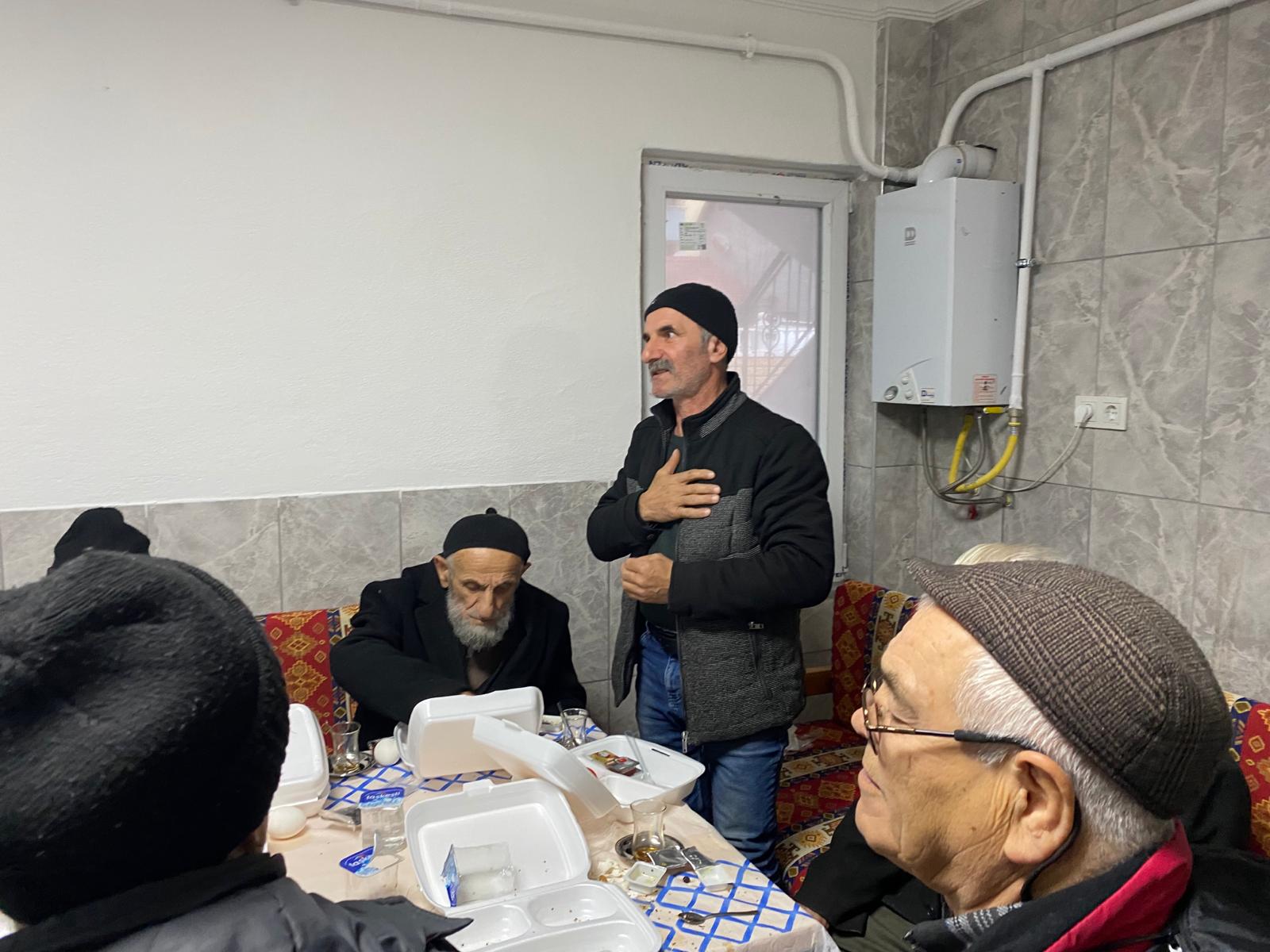 Başkan Hürriyet, sabah namazı sonrası Kuruçeşme Fatih Camii cemaatiyle bir araya geldi (11)