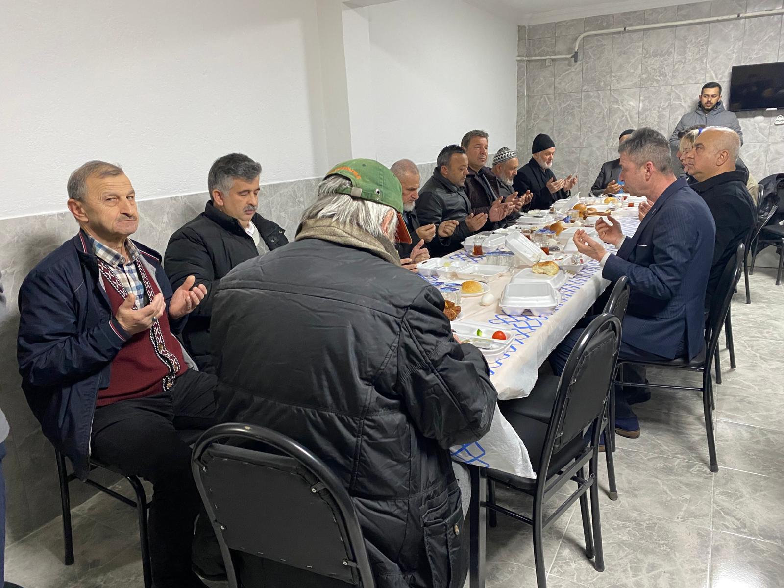 Başkan Hürriyet, sabah namazı sonrası Kuruçeşme Fatih Camii cemaatiyle bir araya geldi (2)