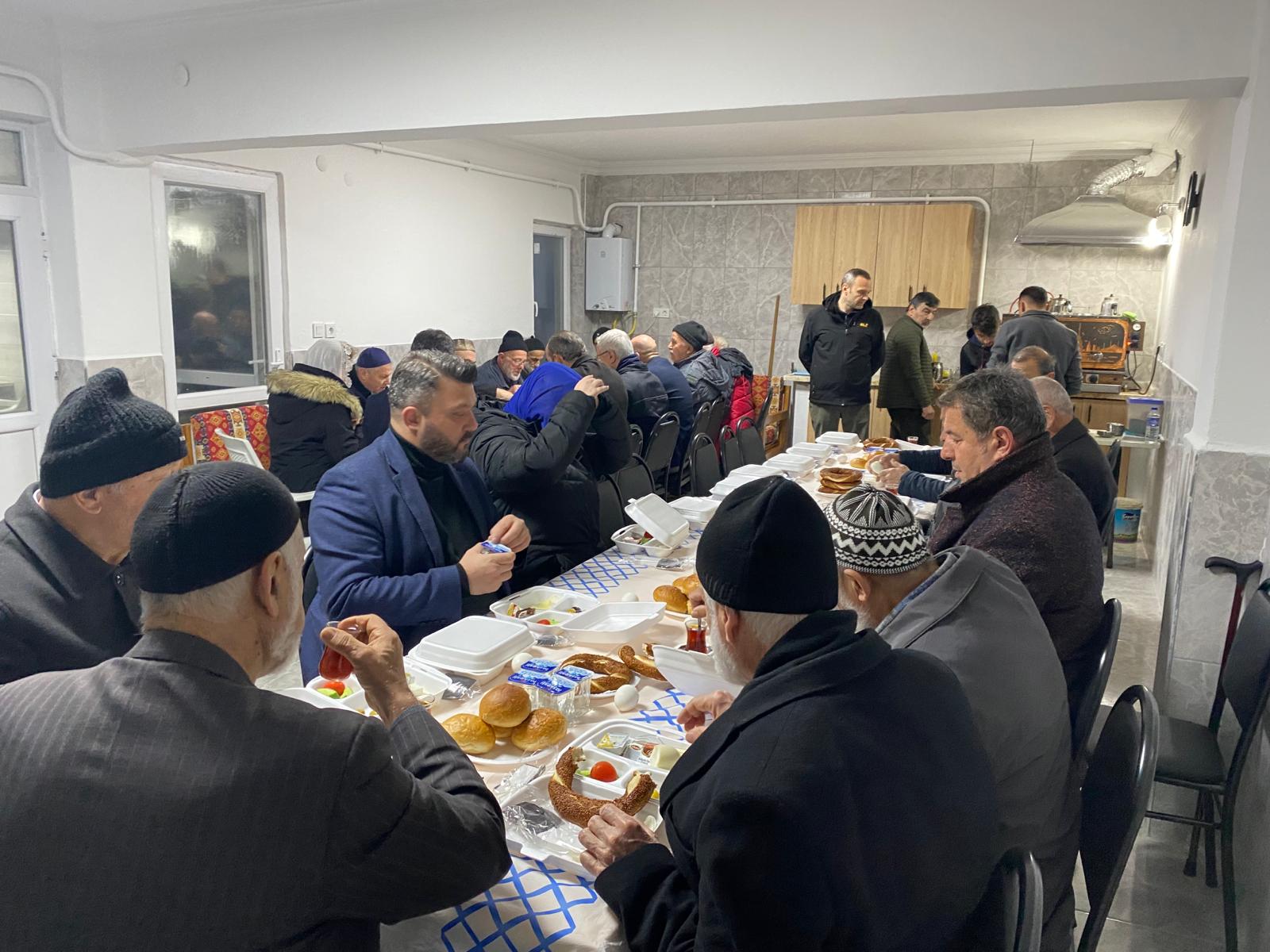 Başkan Hürriyet, sabah namazı sonrası Kuruçeşme Fatih Camii cemaatiyle bir araya geldi (4)
