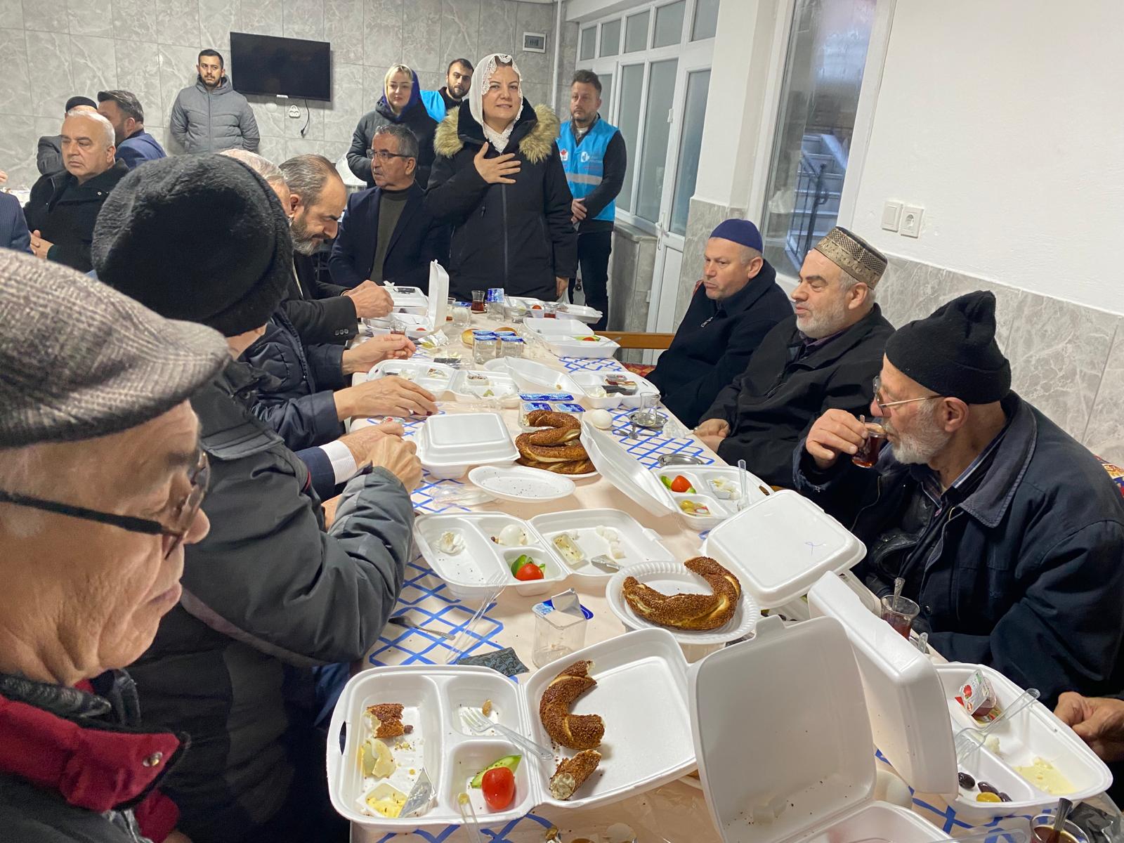 Başkan Hürriyet, sabah namazı sonrası Kuruçeşme Fatih Camii cemaatiyle bir araya geldi (5)