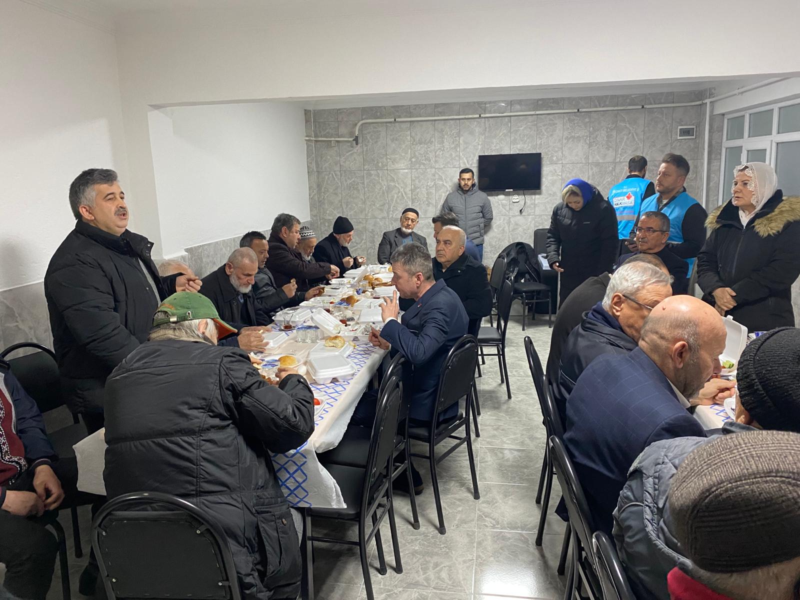 Başkan Hürriyet, sabah namazı sonrası Kuruçeşme Fatih Camii cemaatiyle bir araya geldi (6)