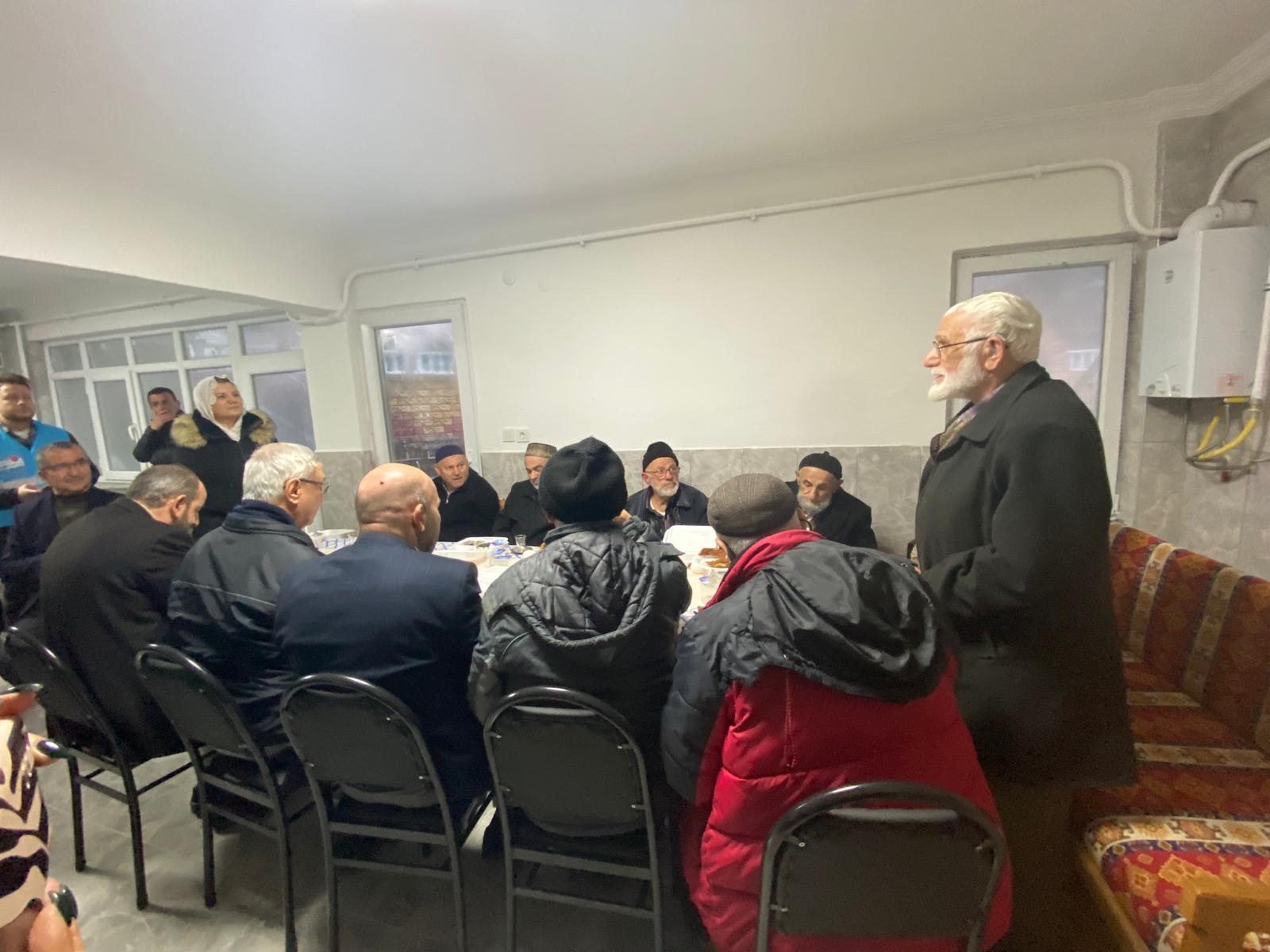 Başkan Hürriyet, sabah namazı sonrası Kuruçeşme Fatih Camii cemaatiyle bir araya geldi (7)