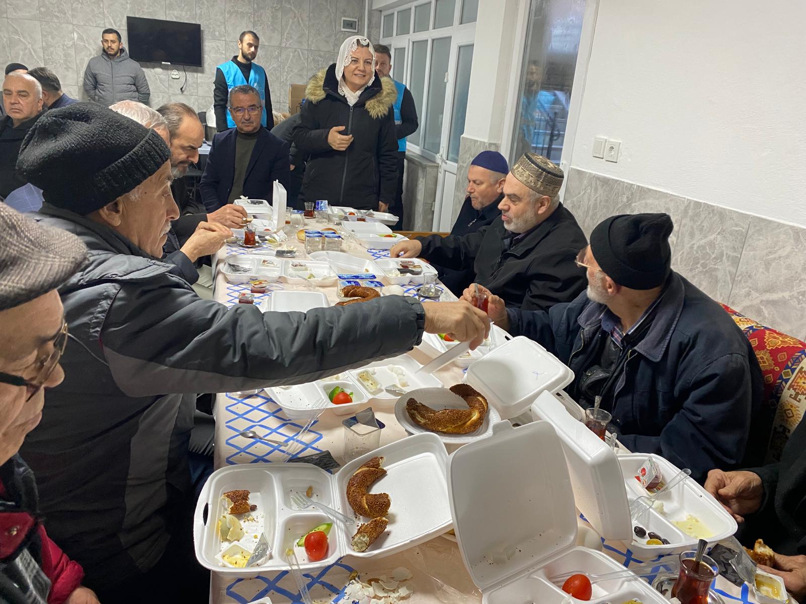 Başkan Hürriyet, sabah namazı sonrası Kuruçeşme Fatih Camii cemaatiyle bir araya geldi (8)