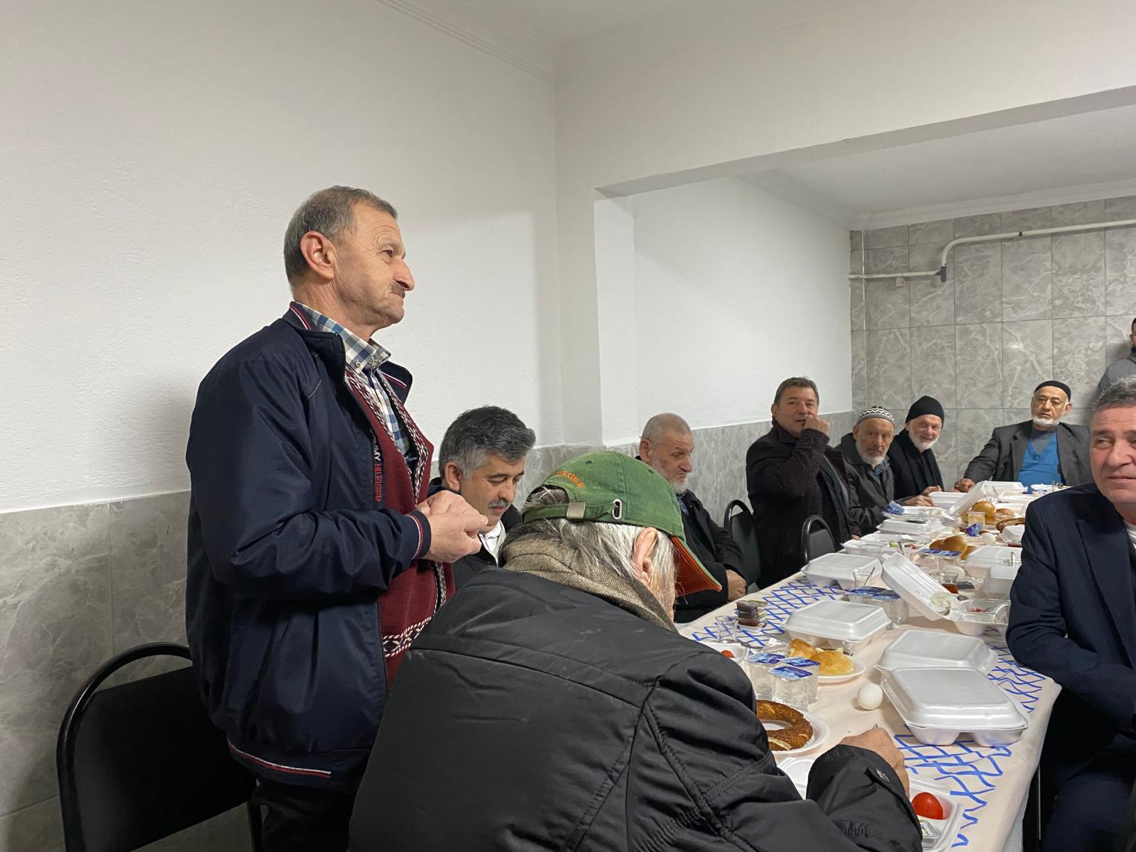 Başkan Hürriyet, sabah namazı sonrası Kuruçeşme Fatih Camii cemaatiyle bir araya geldi (9)