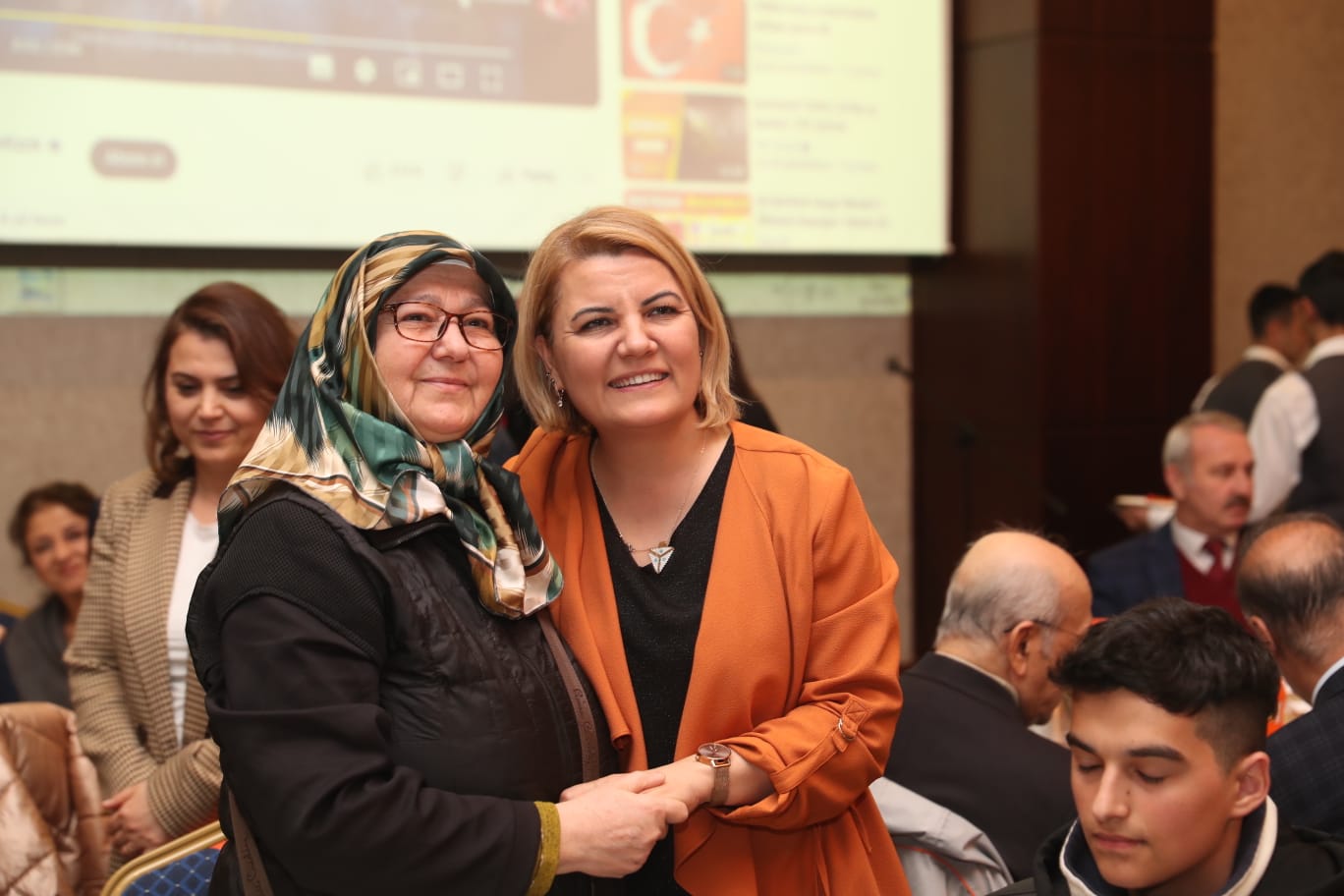 Başkan Hürriyet, şehit aileleri ve gazilerle İftar programında buluştu (4)