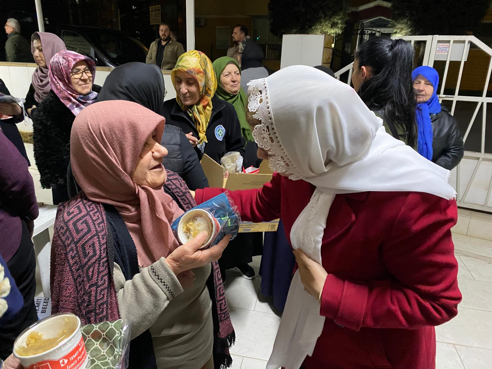 Başkan Hürriyet teravih sonrası Şirinevler Camii’nde cemaat ile buluştu (1)