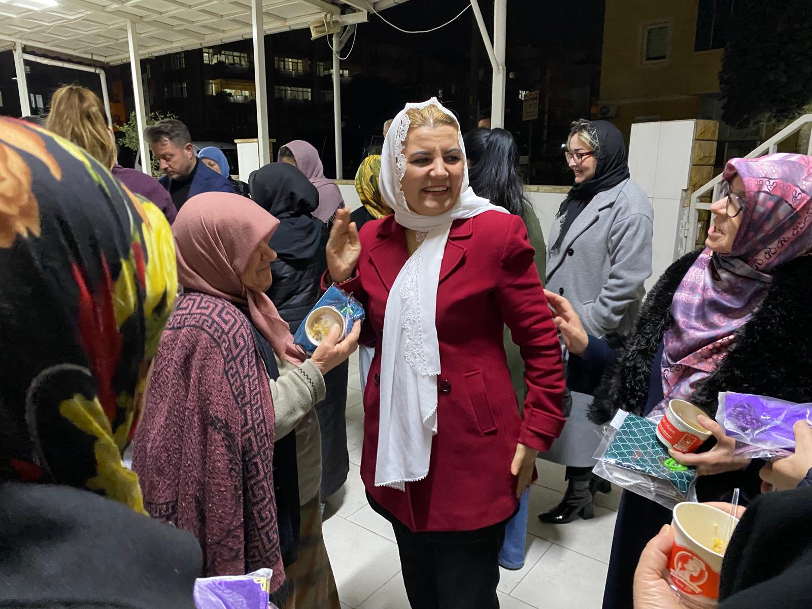Başkan Hürriyet teravih sonrası Şirinevler Camii’nde cemaat ile buluştu (2)
