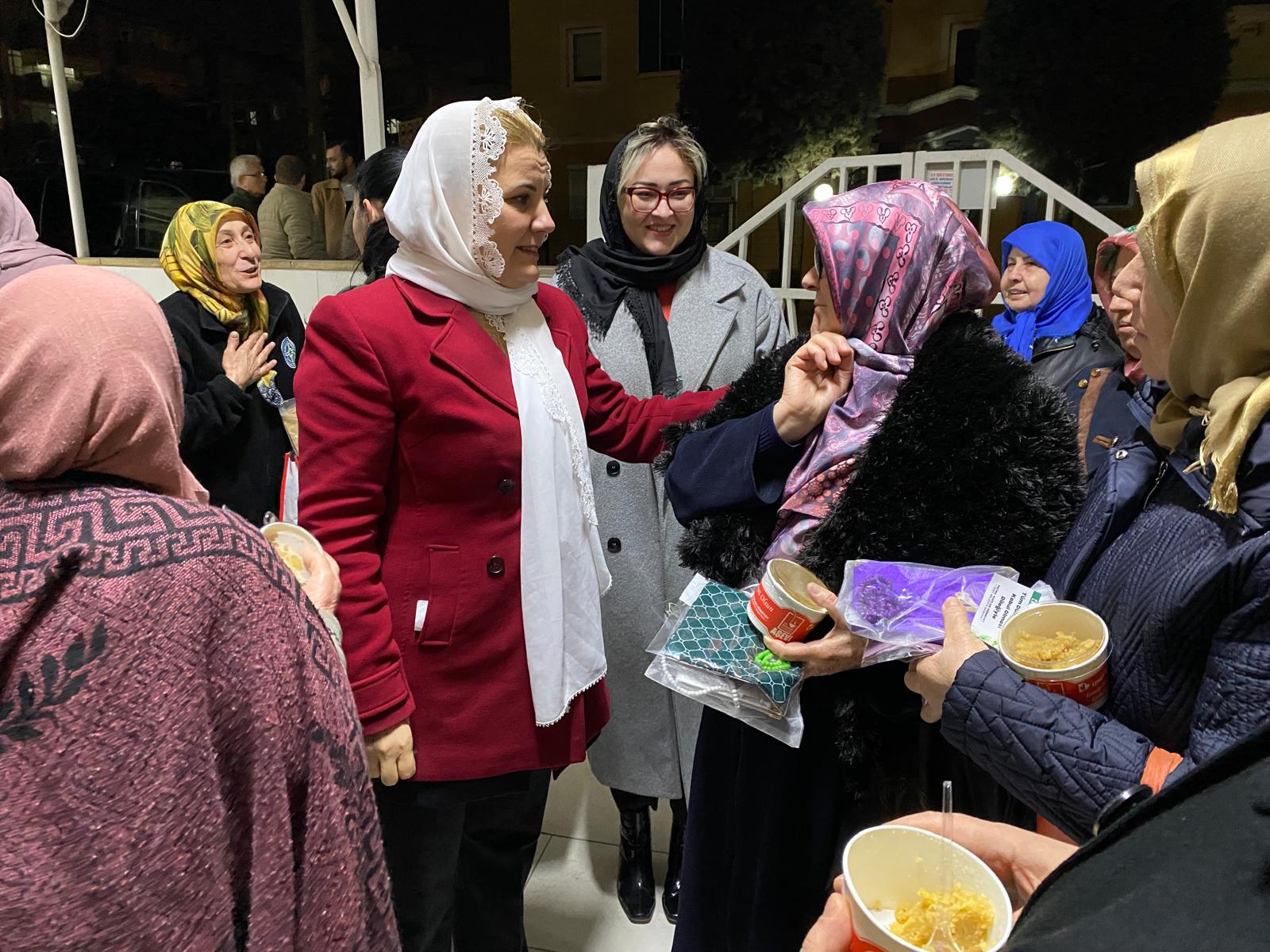 Başkan Hürriyet teravih sonrası Şirinevler Camii’nde cemaat ile buluştu (3)
