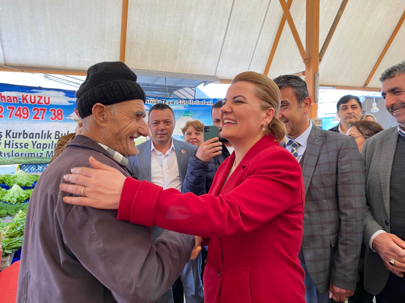 Başkan Hürriyet'ten Yeşilova Pazarı’nda içten buluşma (7)